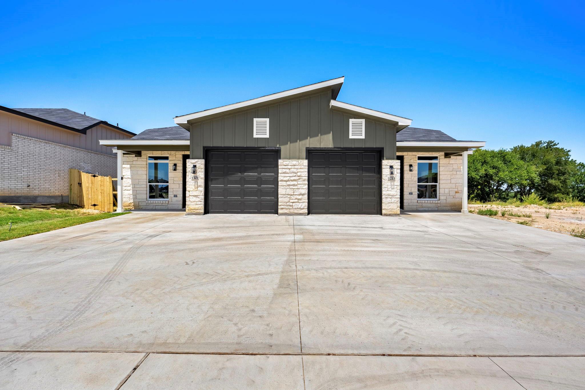 1301  Lone Pine Way, photo 2