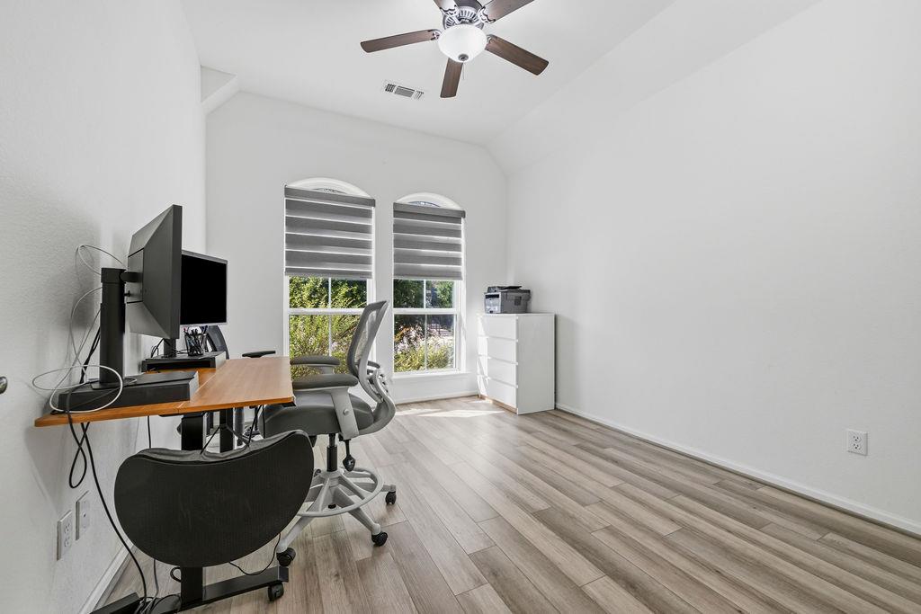 304  Barton Oak Trl, photo 5