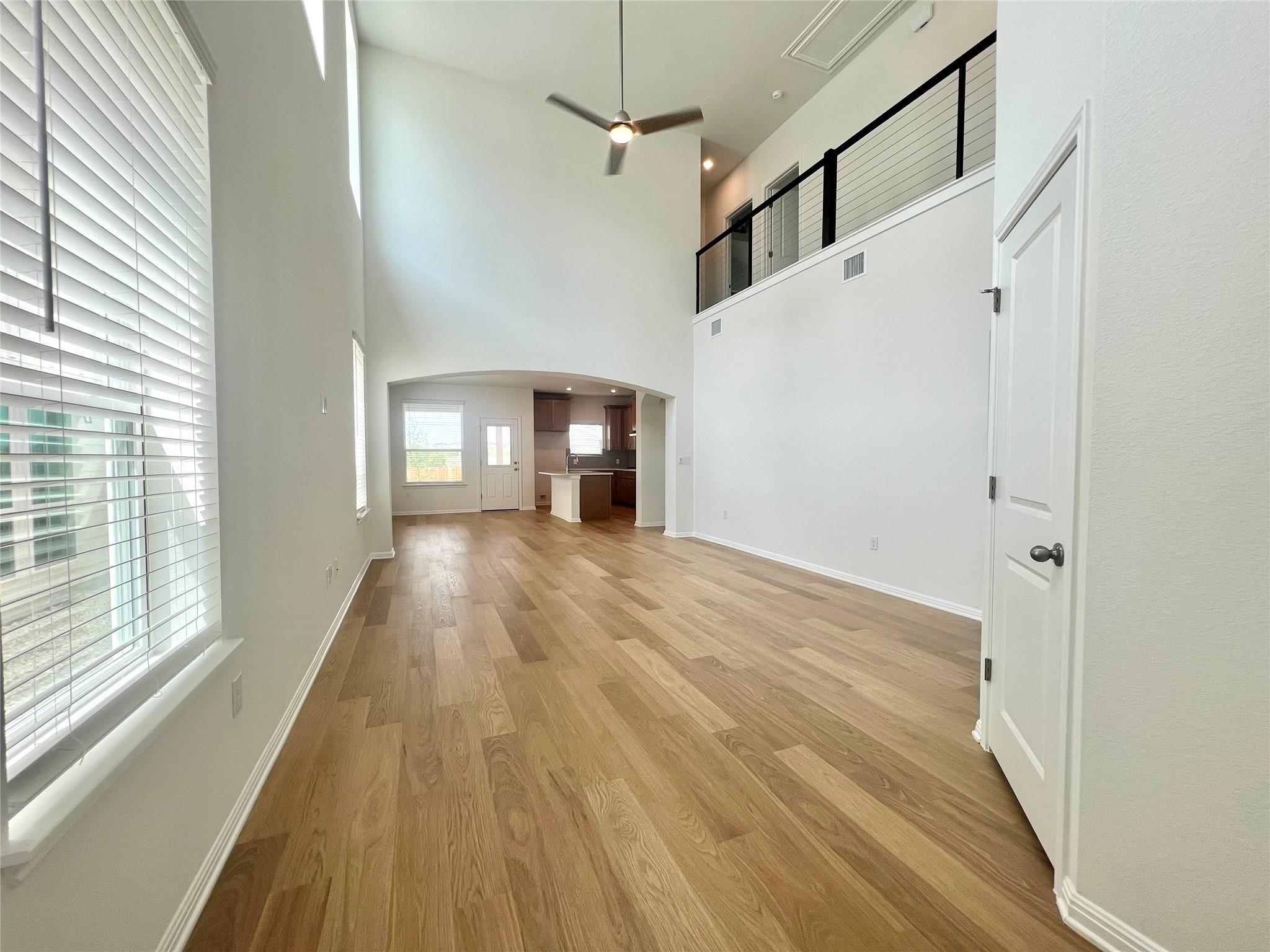 484  Young St, photo 2