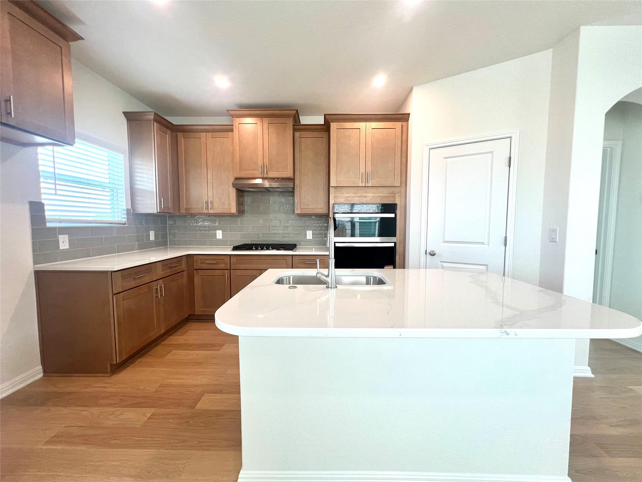 484  Young St, photo 4