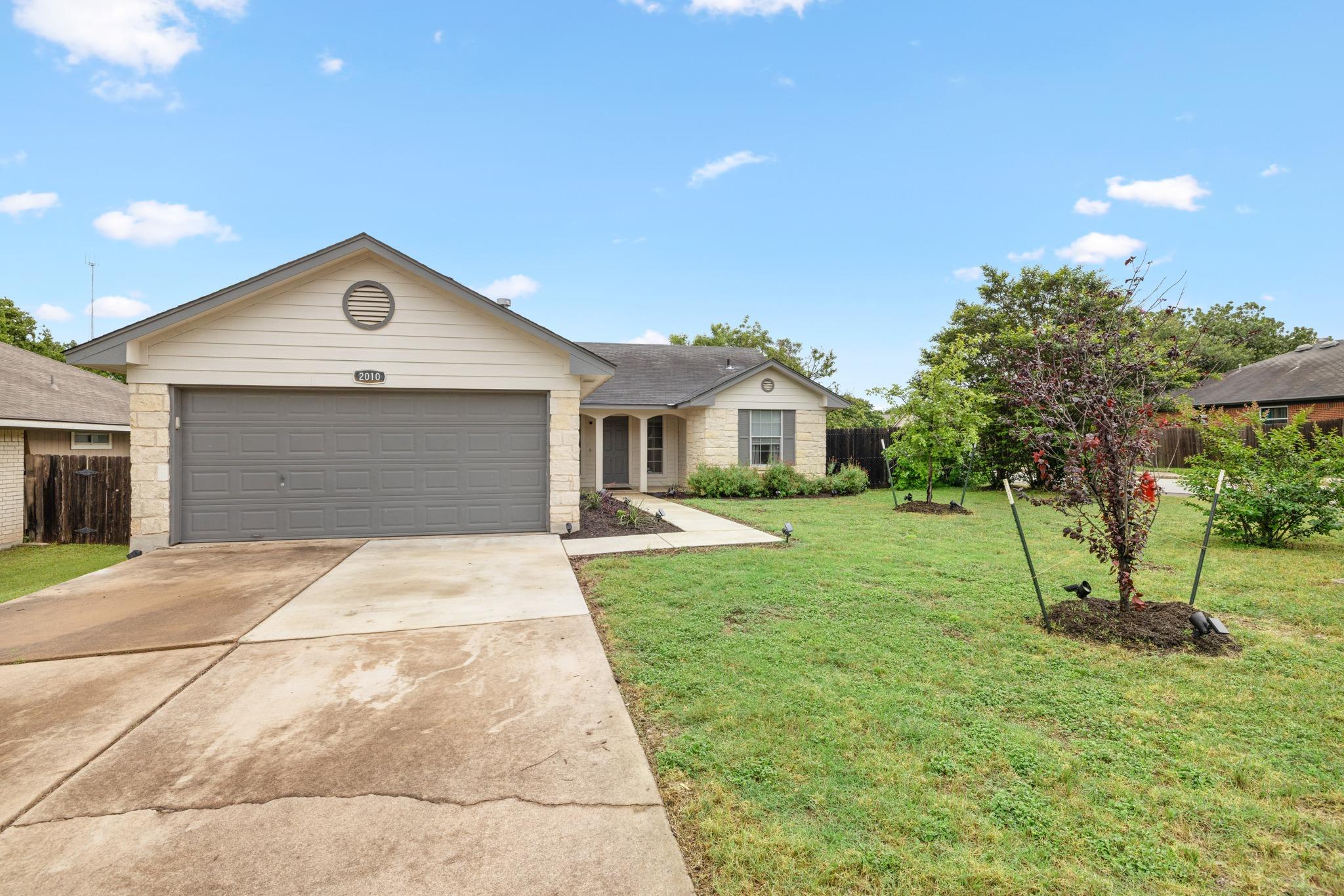 2010  Barnett Dr, photo 2