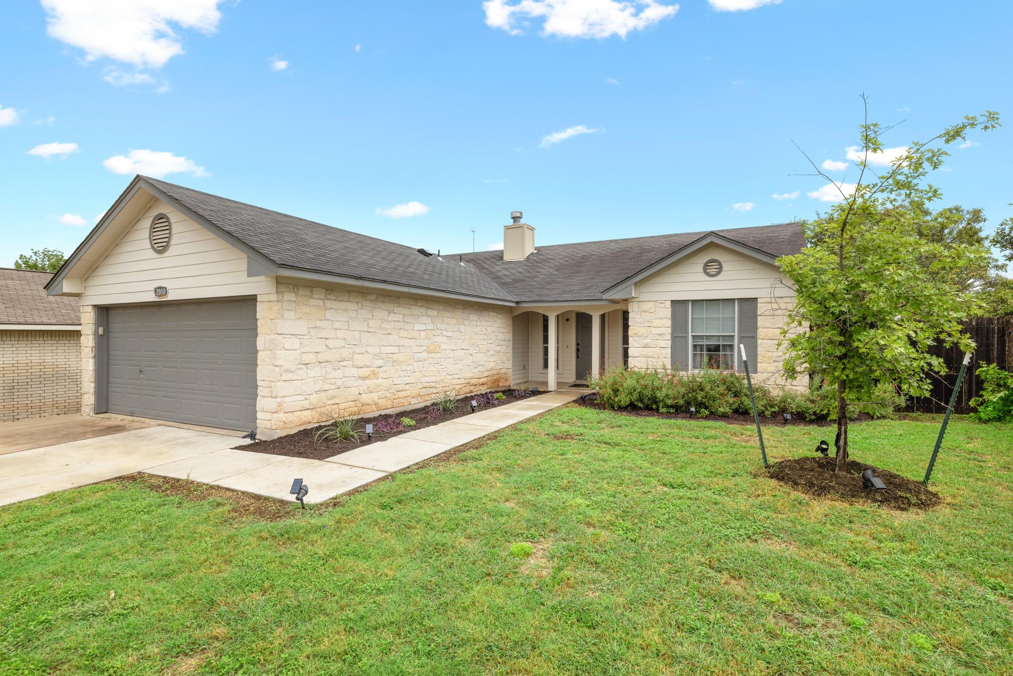 2010  Barnett Dr, photo 3