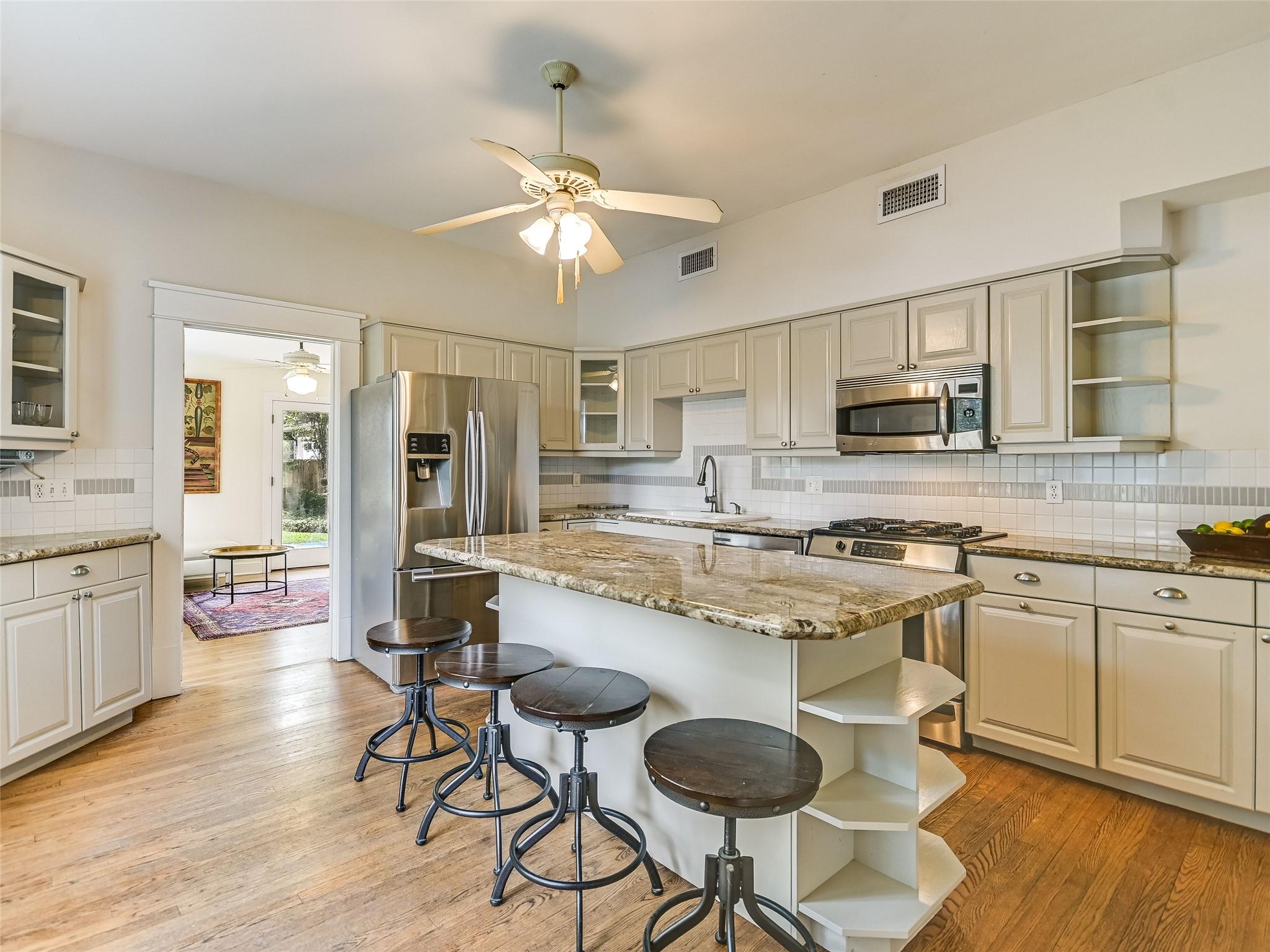 200 W 40th St, photo 11