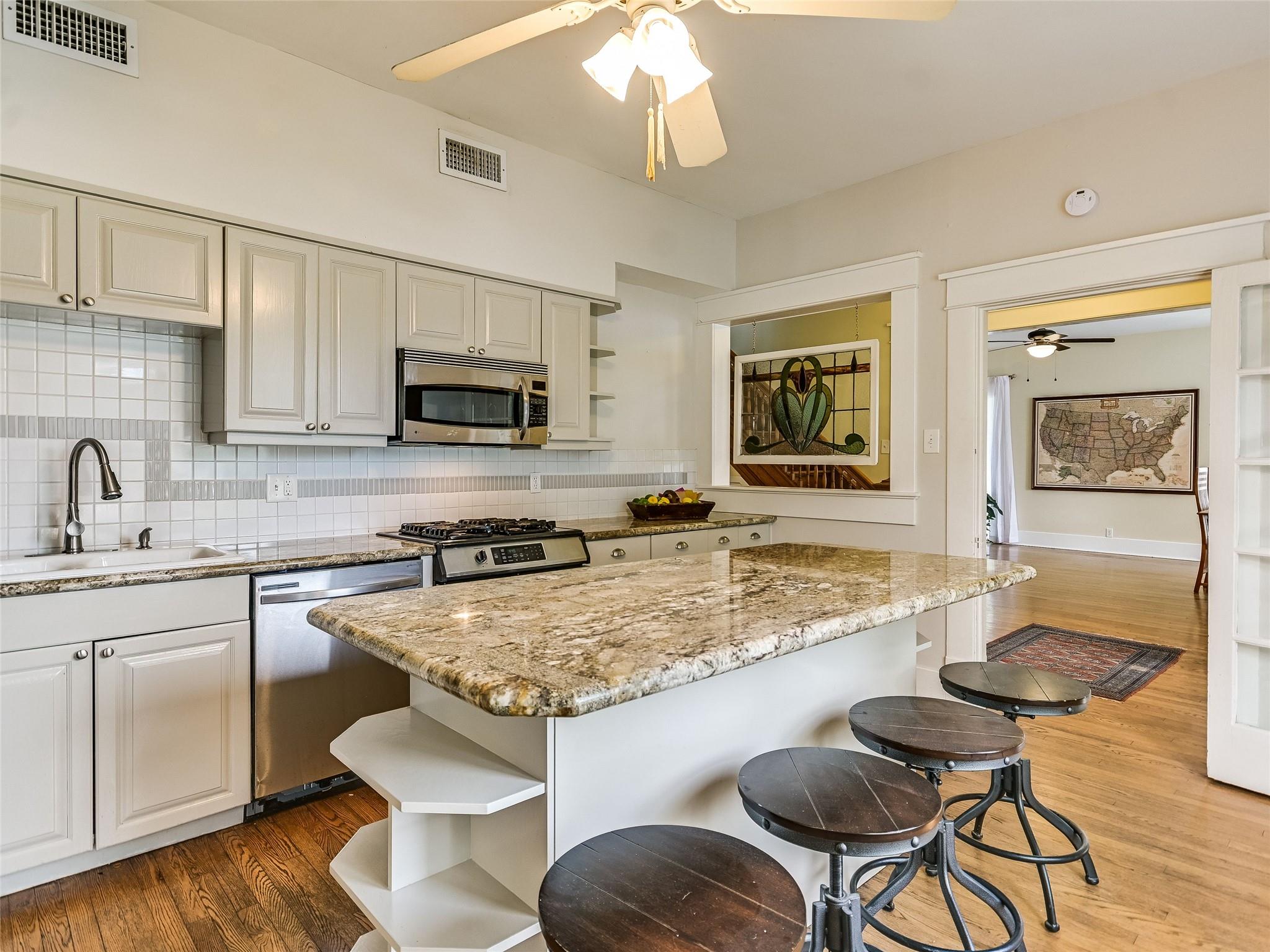 200 W 40th St, photo 12