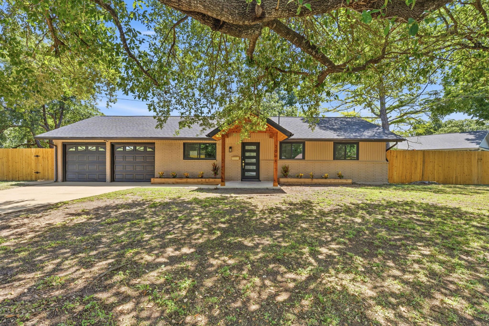 2004  Teakwood Dr, photo 3