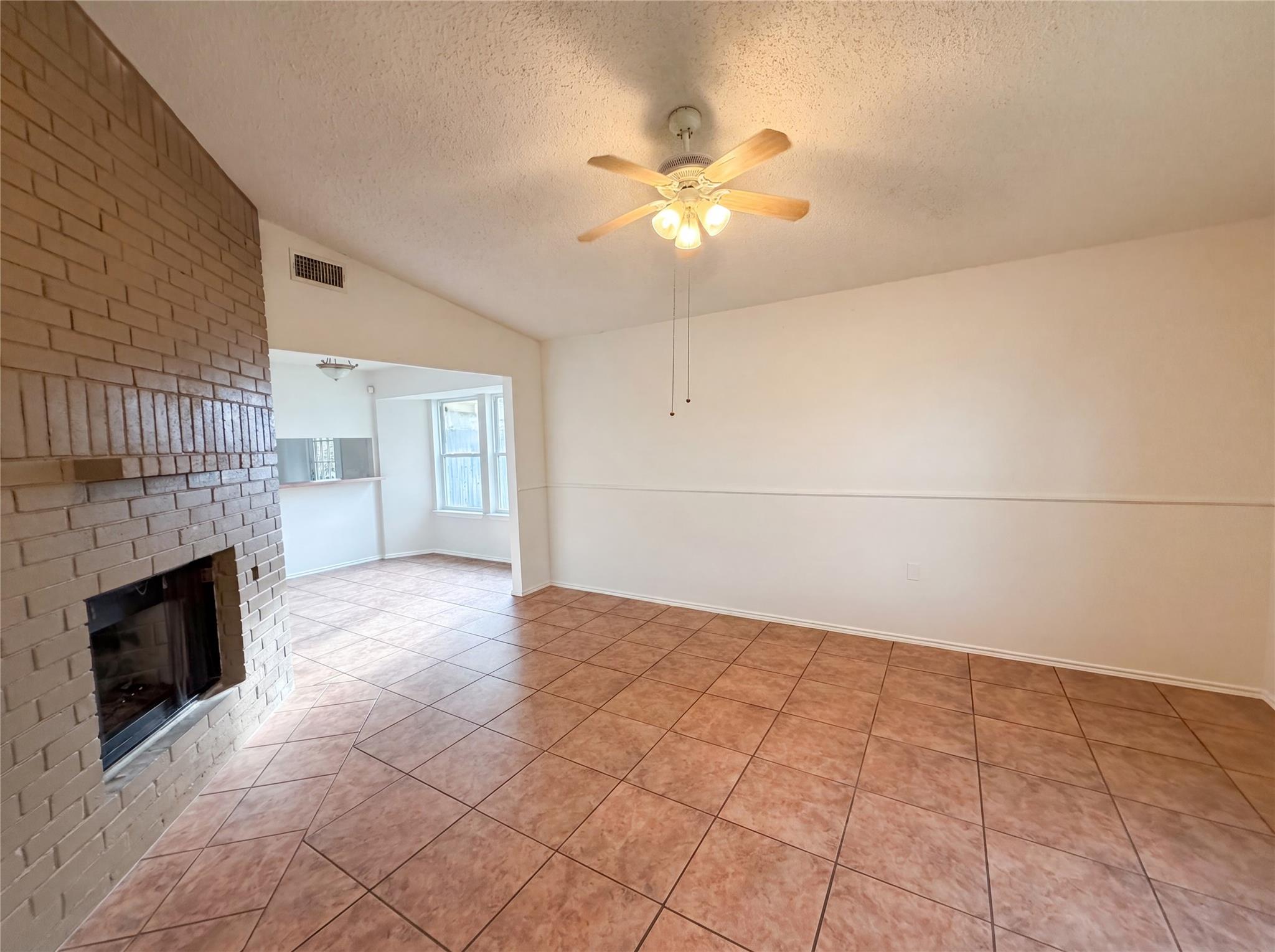 1301  Pitcairn Dr, photo 3