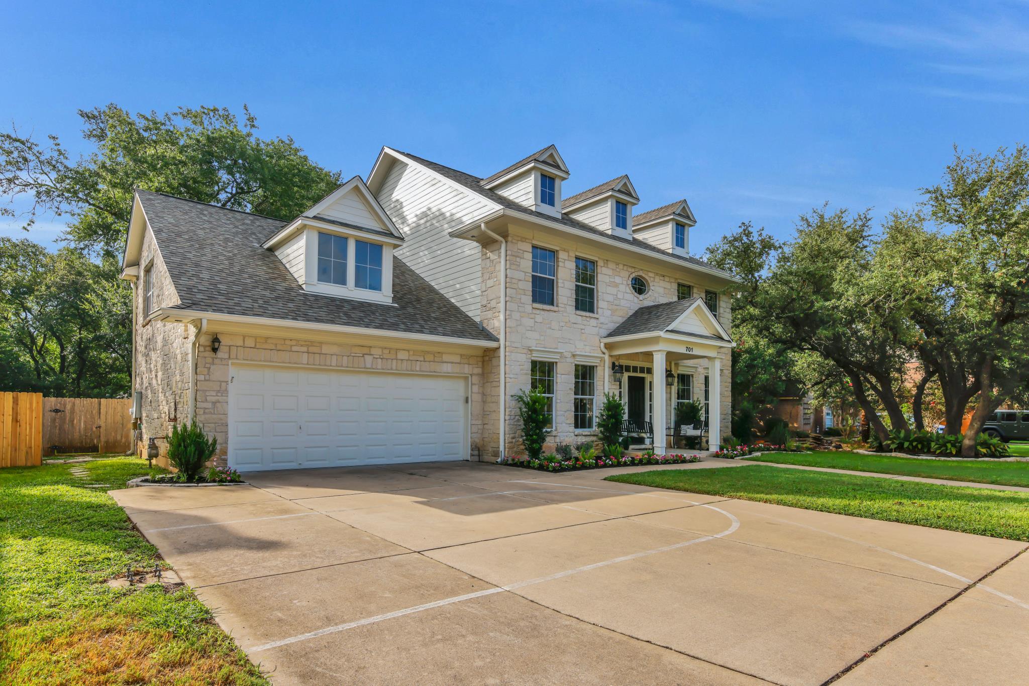 701  Oaklands Dr, photo 3