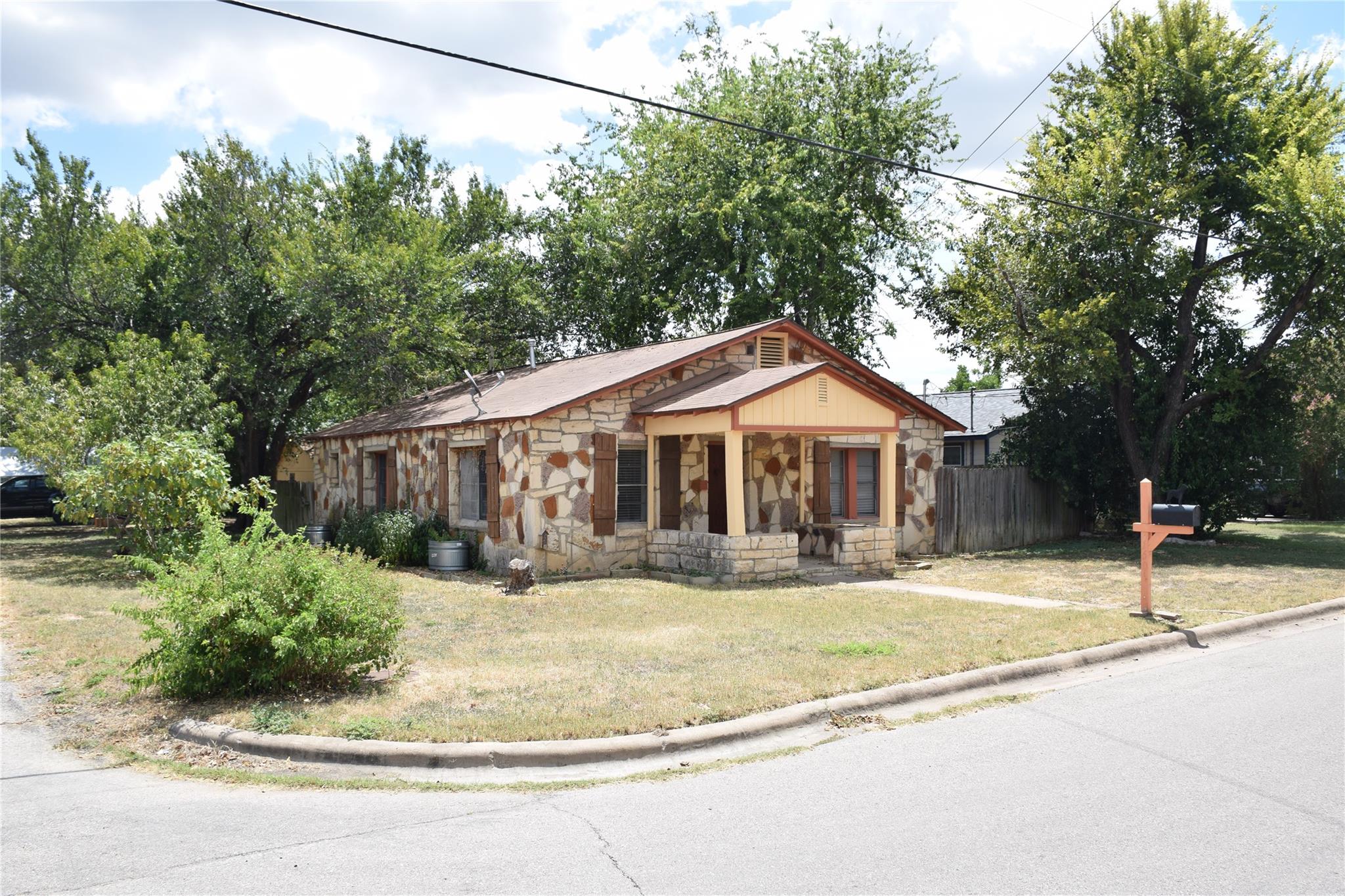 1601 S Pine St, photo 3