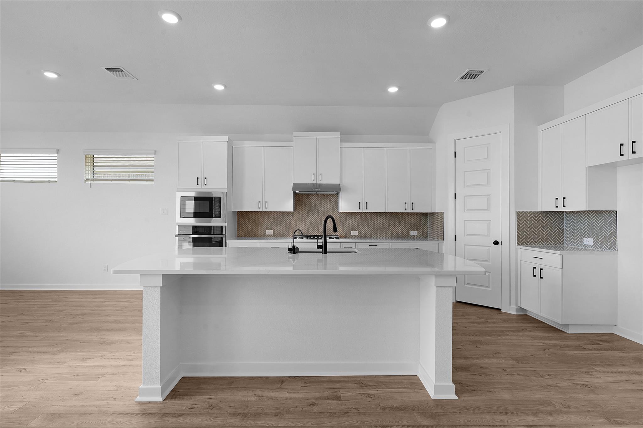 404  Veneta Ln, photo 9