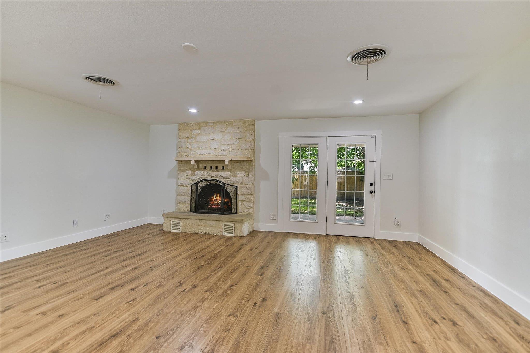 556 E 19th St, photo 4