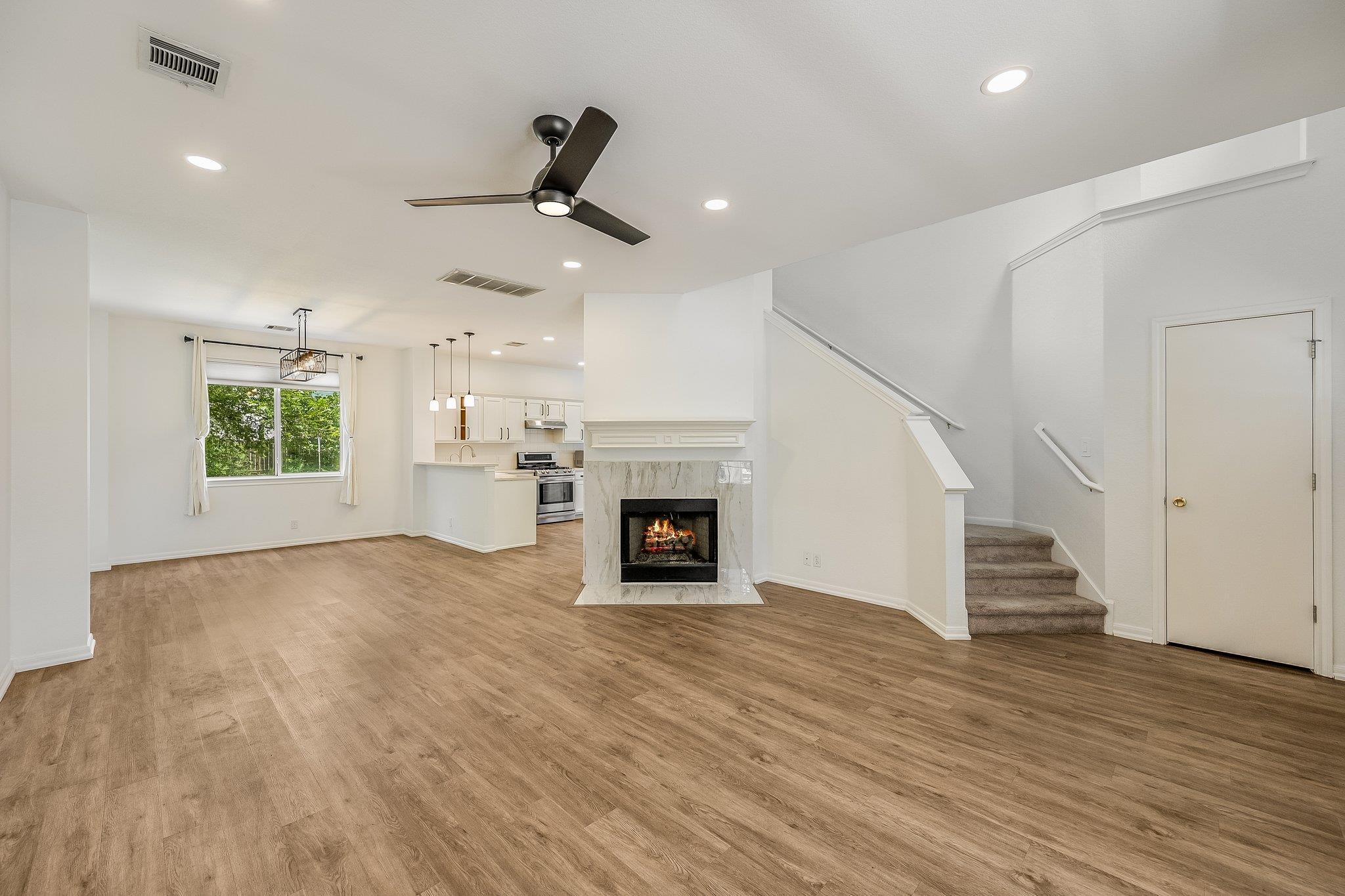 537  Roseberry St, photo 2