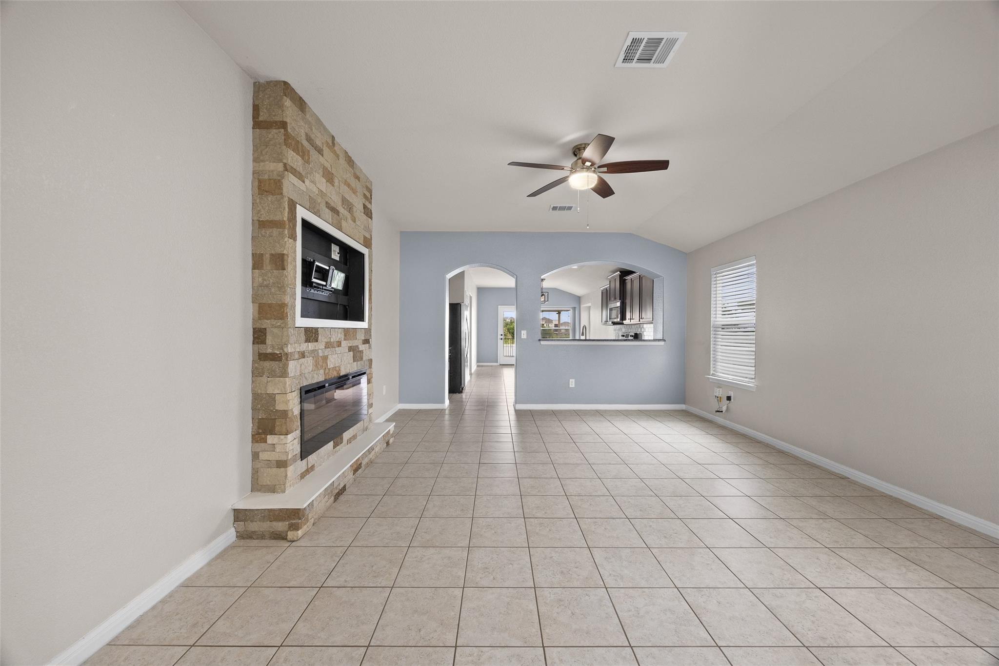 18519  Bandelier Dr, photo 4