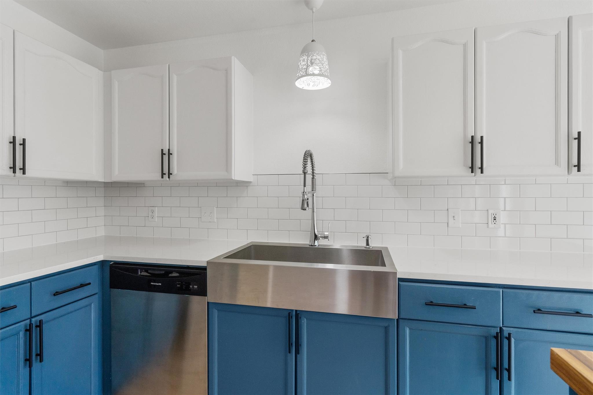 3744  Top Rock Ln, photo 3
