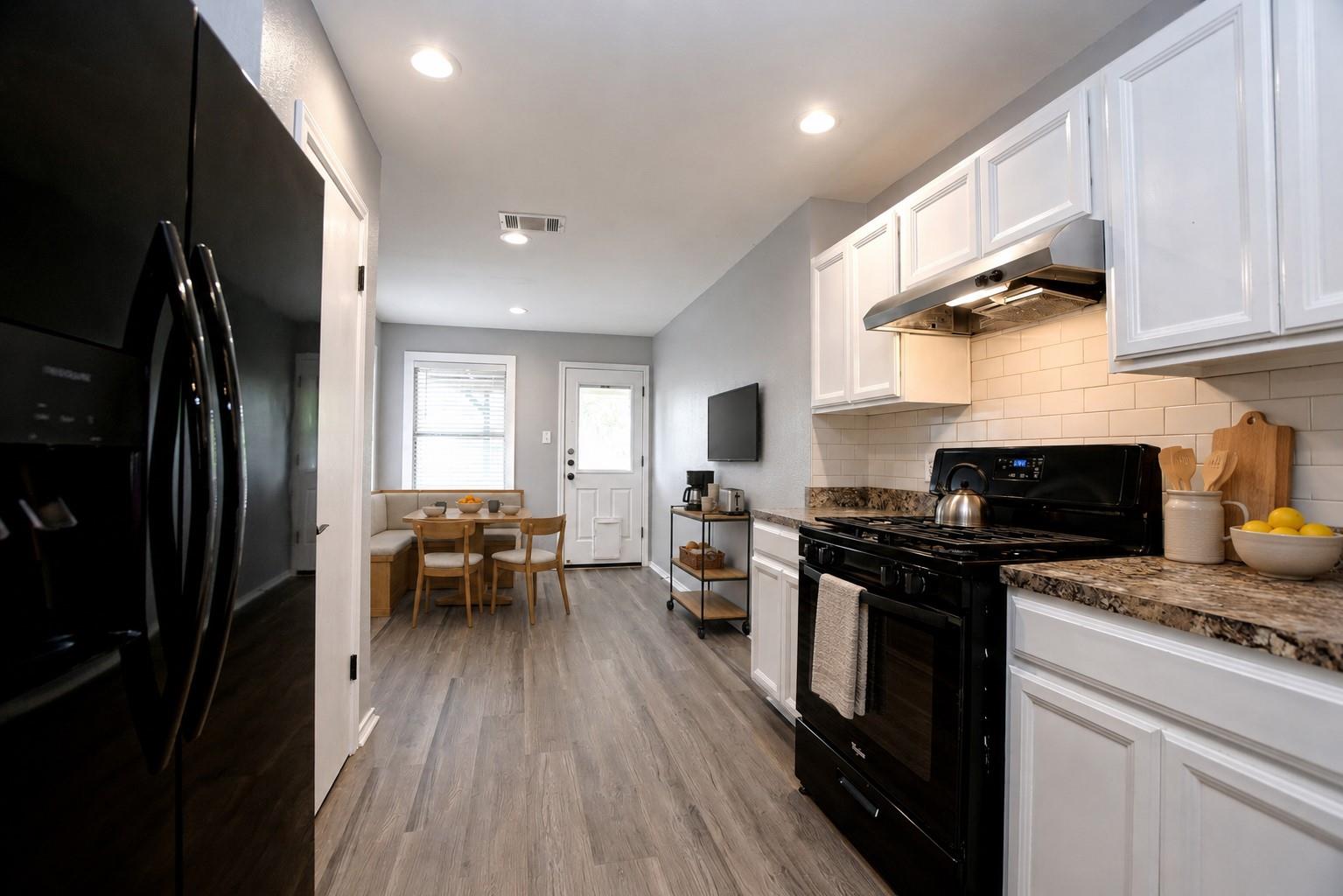 400  Ashbury Dr, photo 9