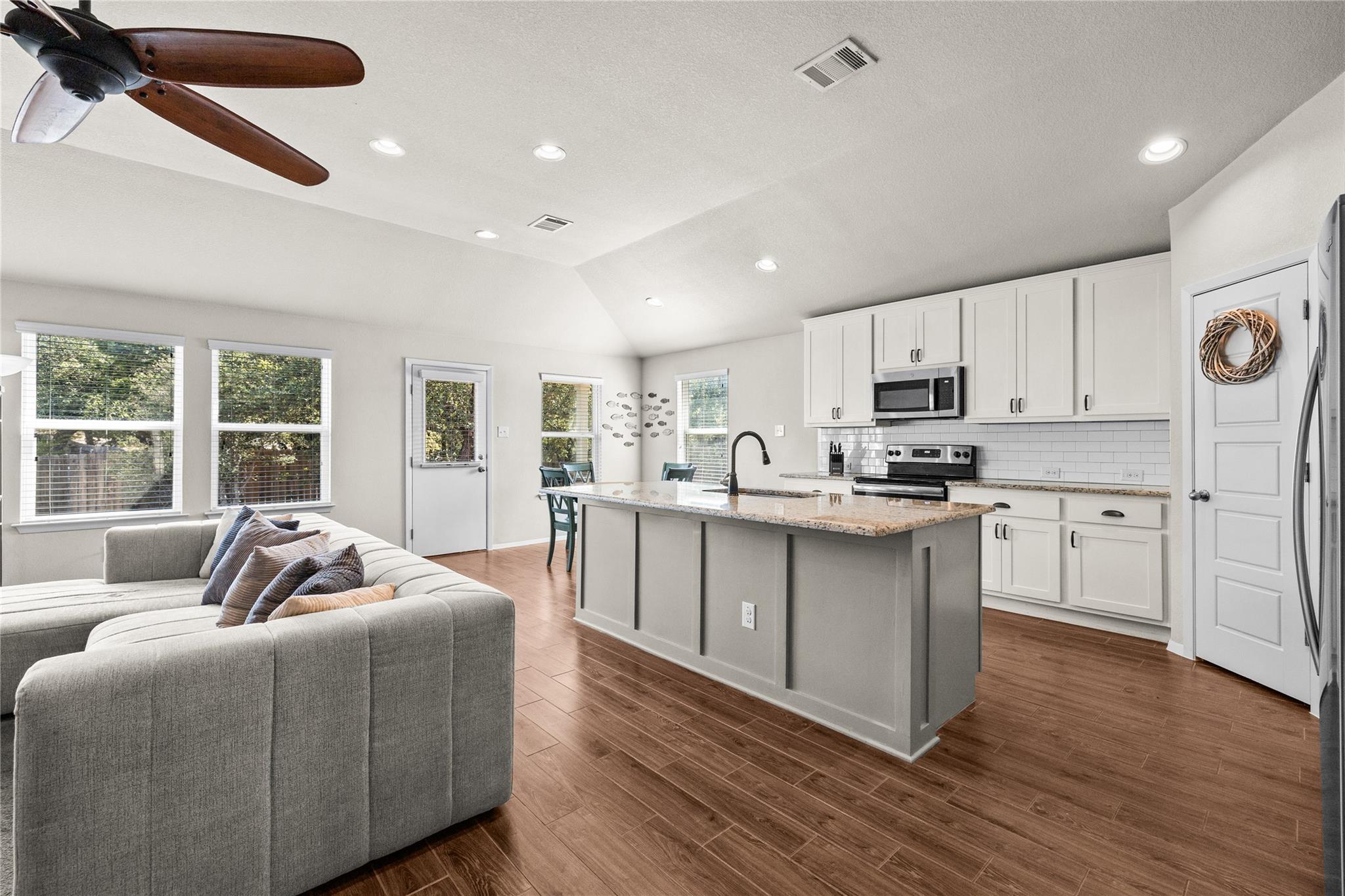 21204  Santa Rosa Ave, photo 3