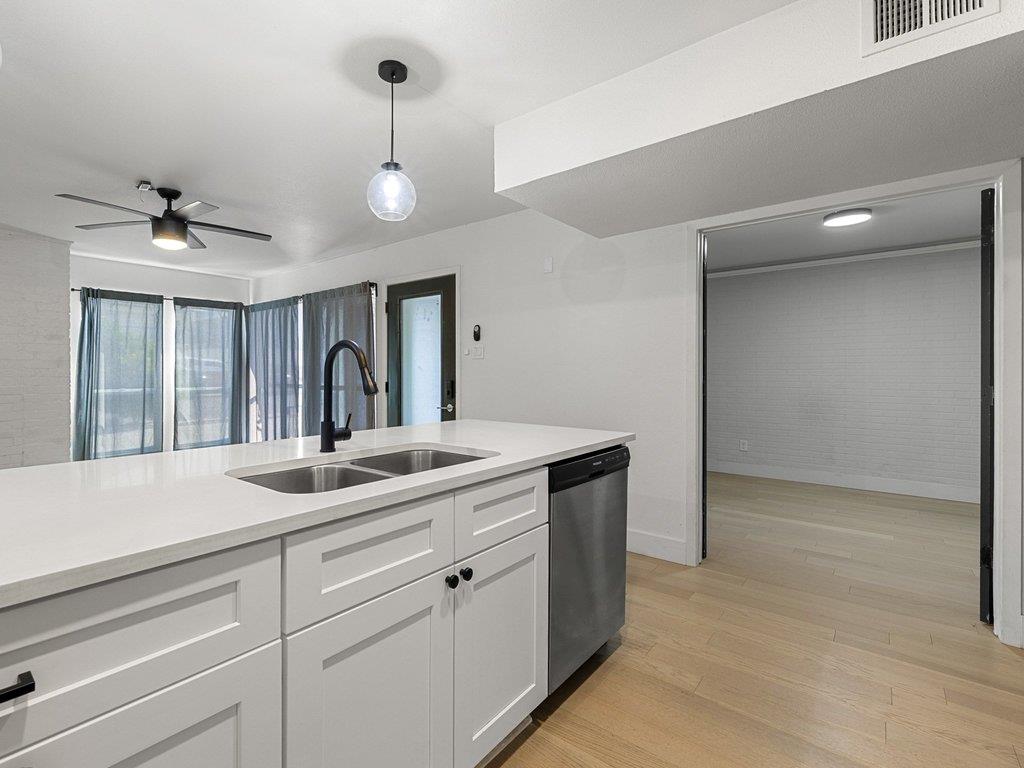 909  Reinli St  #102, photo 9