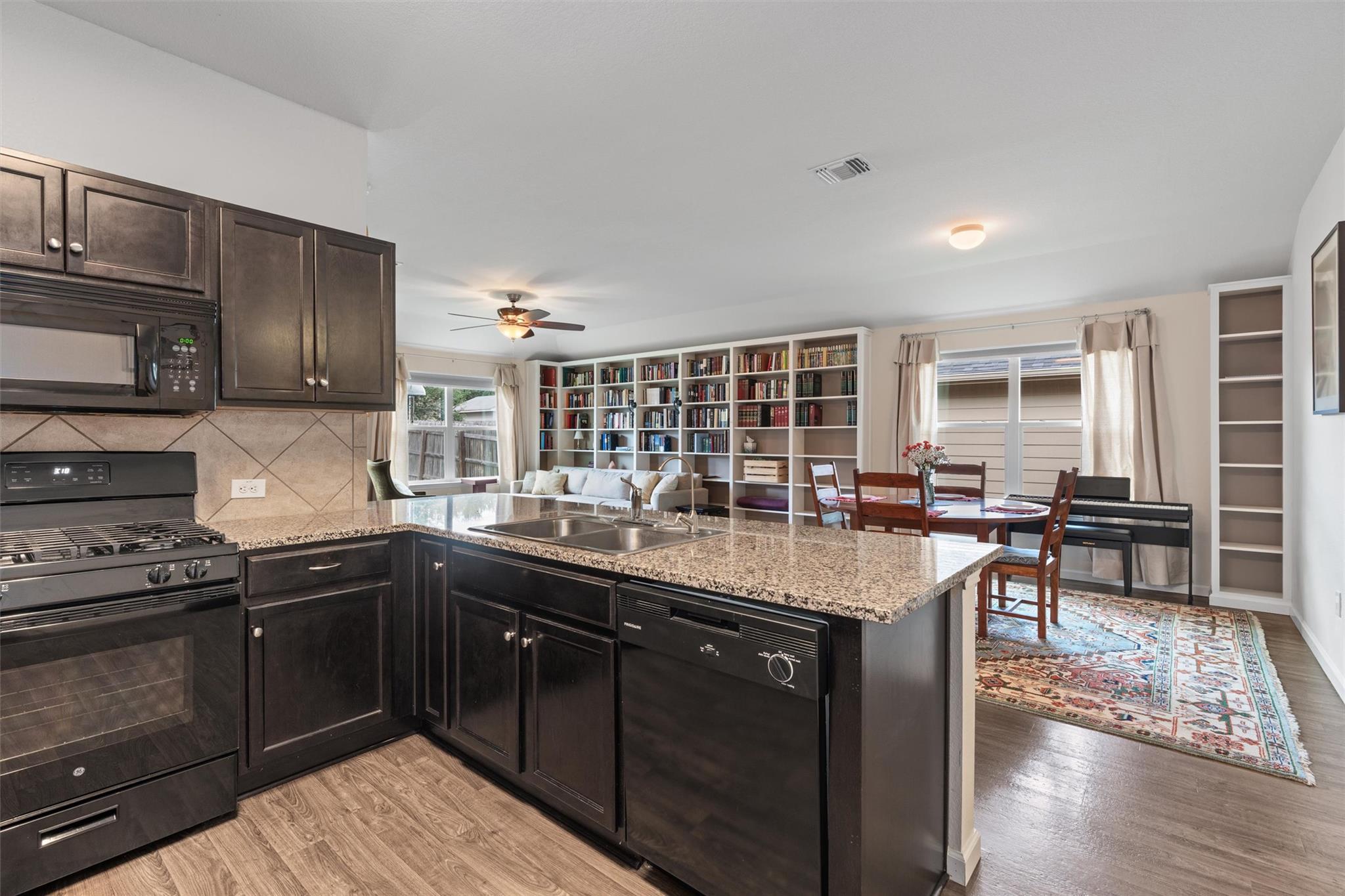 19033  Great Falls Dr, photo 12