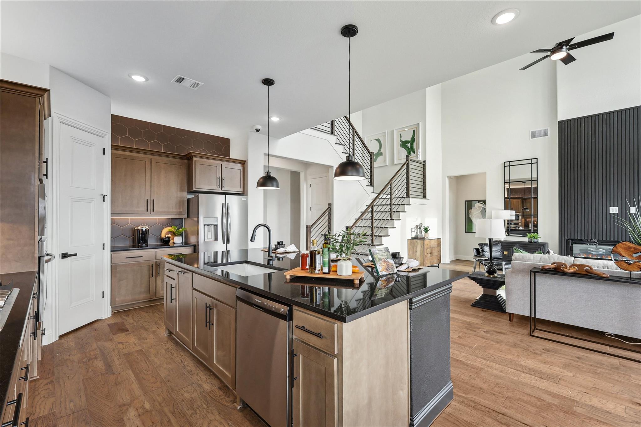 933  Landing Ln, photo 7