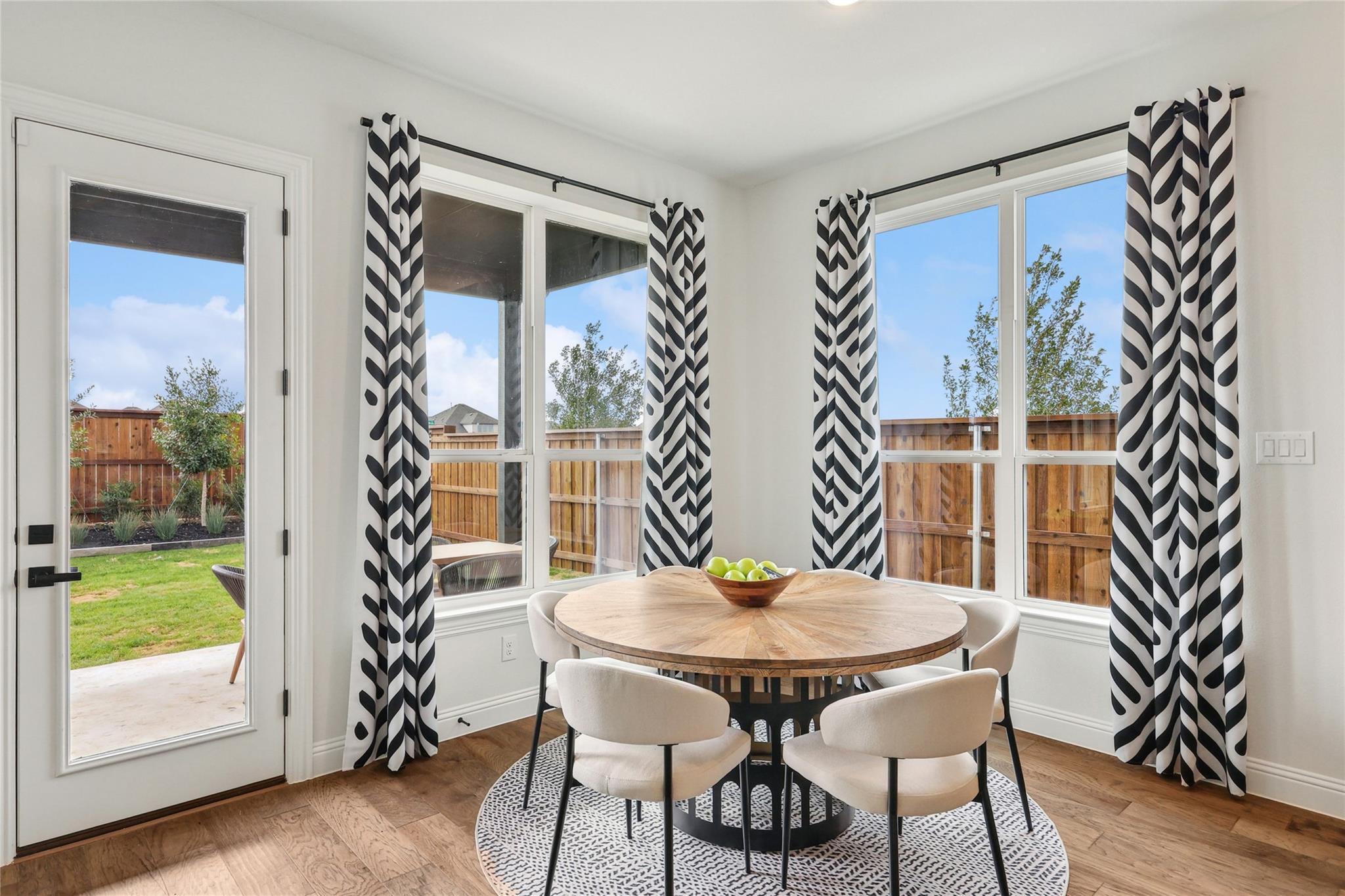 933  Landing Ln, photo 8