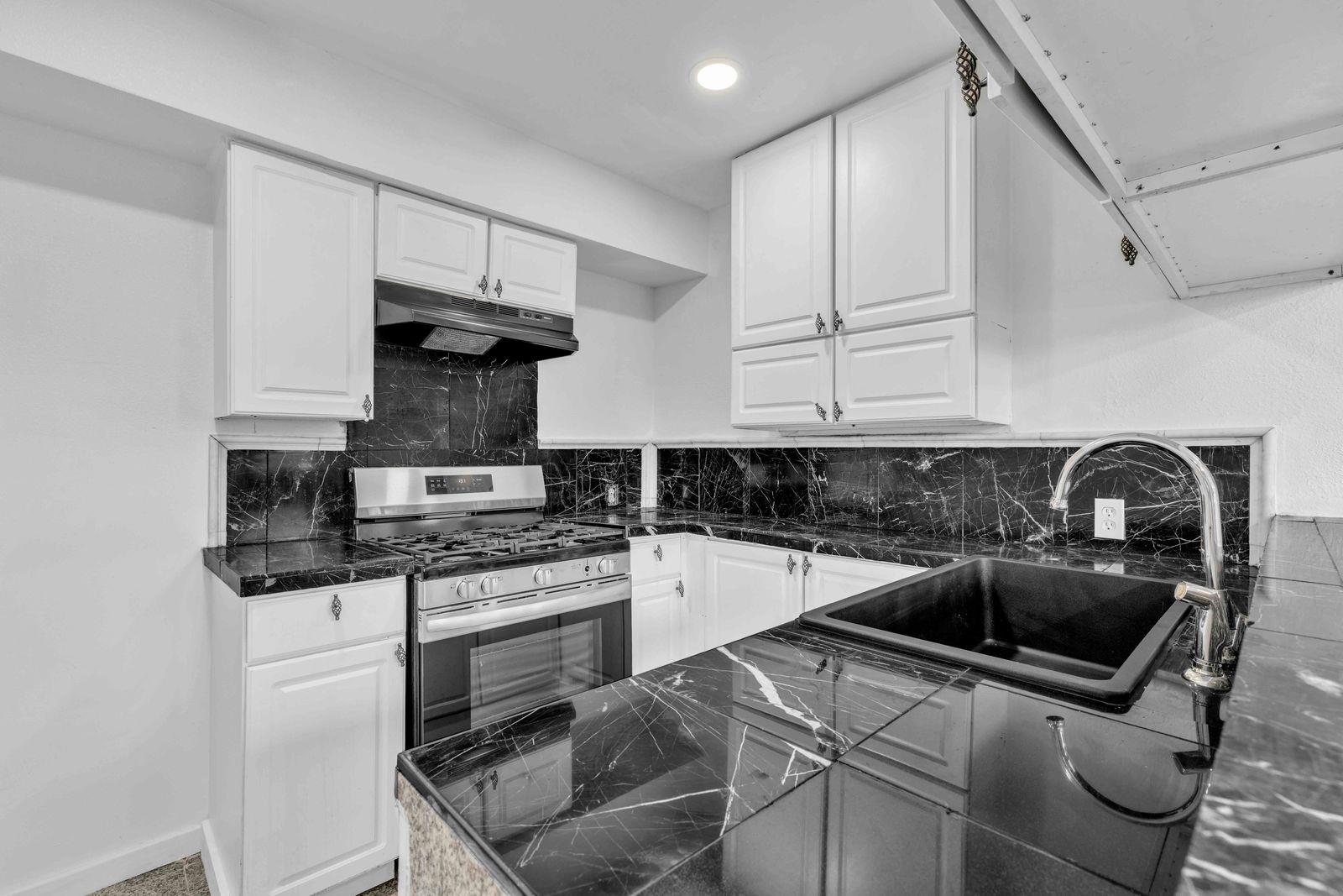 5210  Woodrow Ave, photo 2