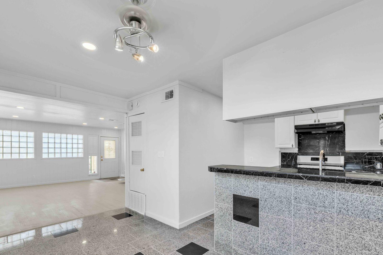 5210  Woodrow Ave, photo 3