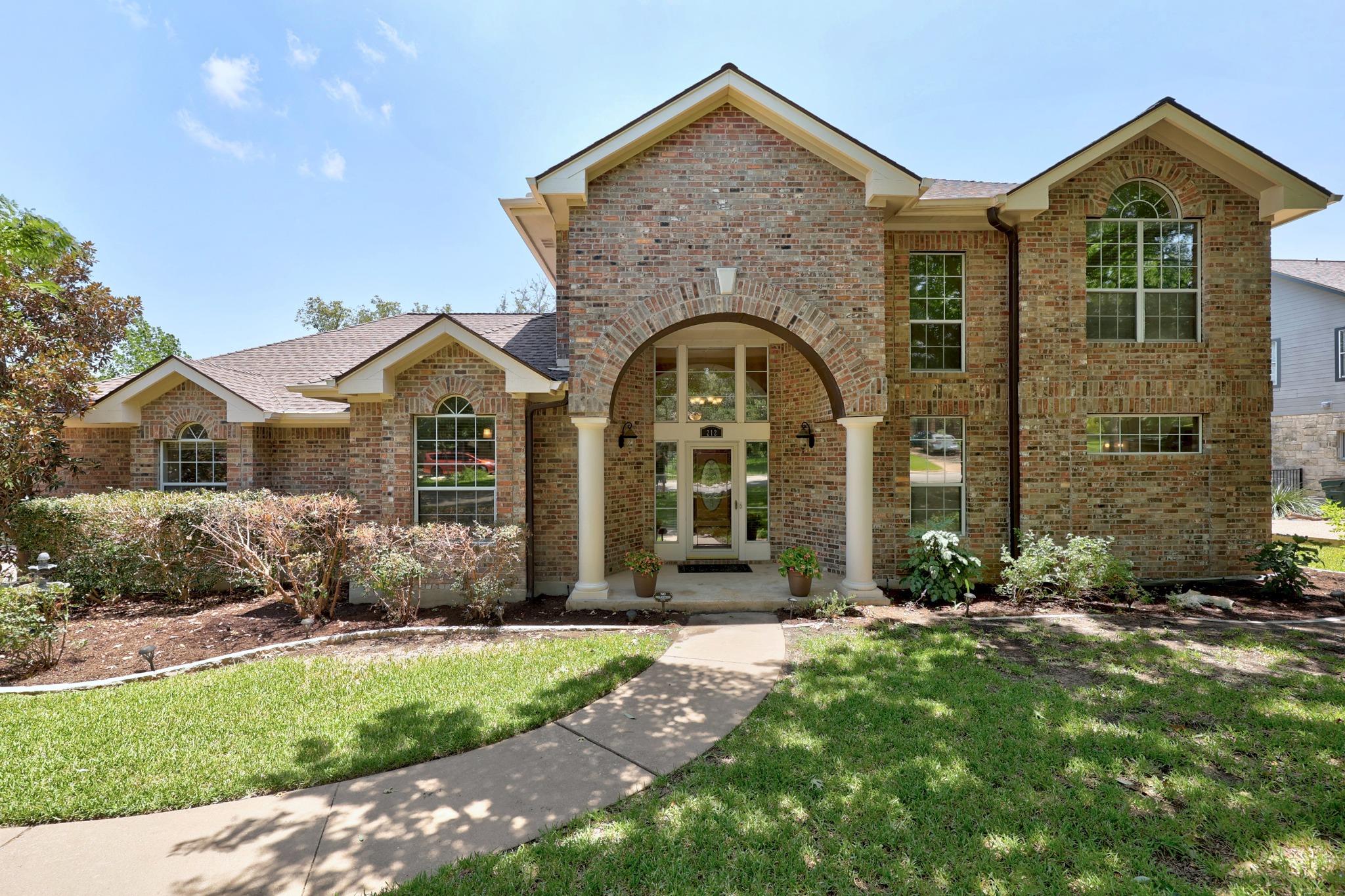 212  S Ridge Cir Cir, photo 2