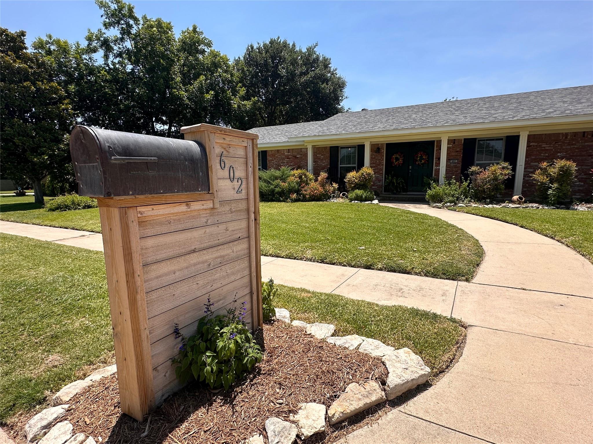 602  Lydia Dr, photo 3