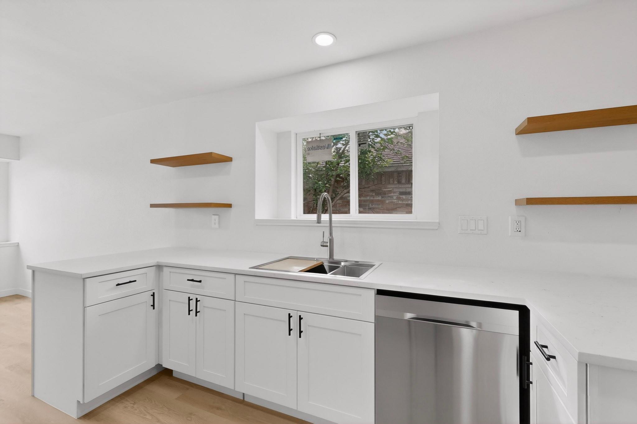 14305  Vandever St, photo 12