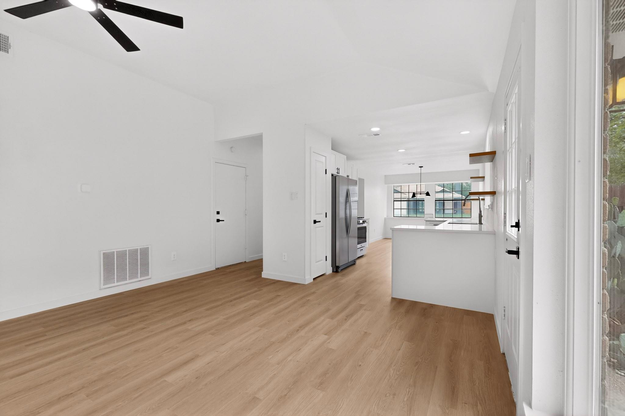 14305  Vandever St, photo 8