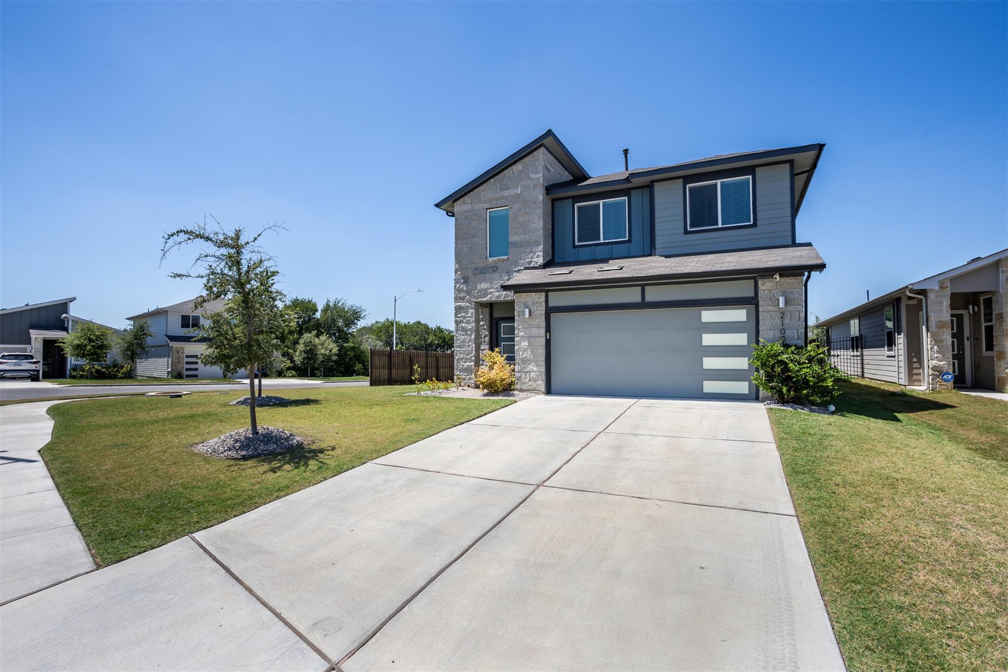 2100  Tucker Ln, photo 2