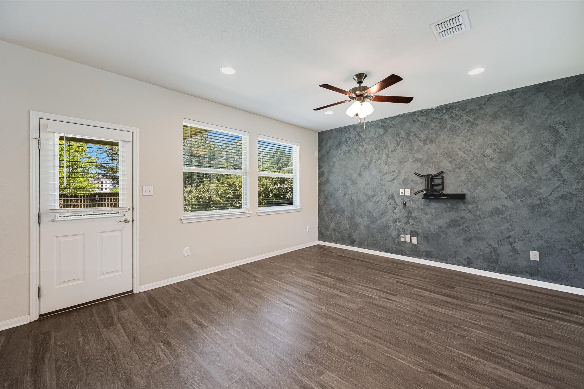 1300  Falconer Way, photo 2