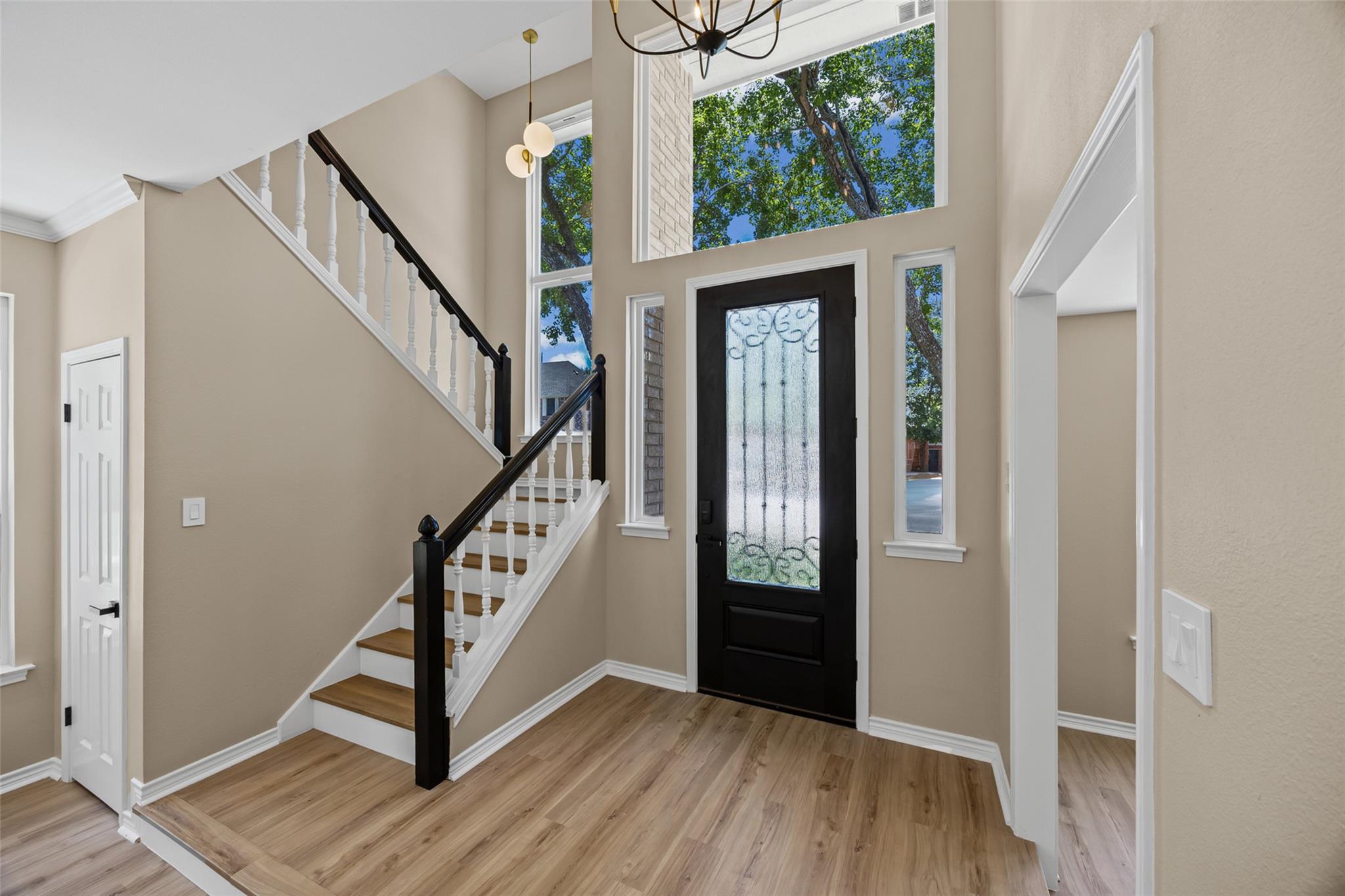 1002  Crestview St, photo 2