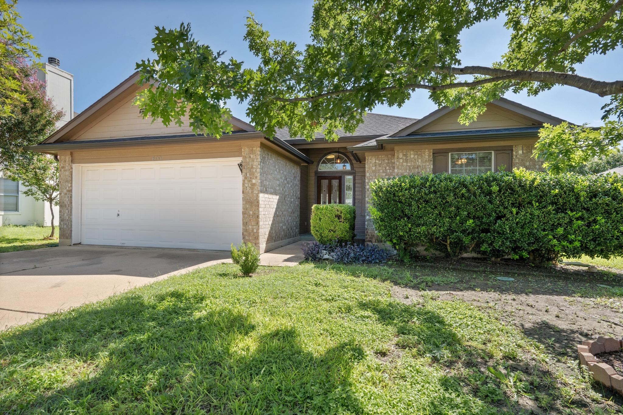 600  Sparkling Brook Ln, photo 2