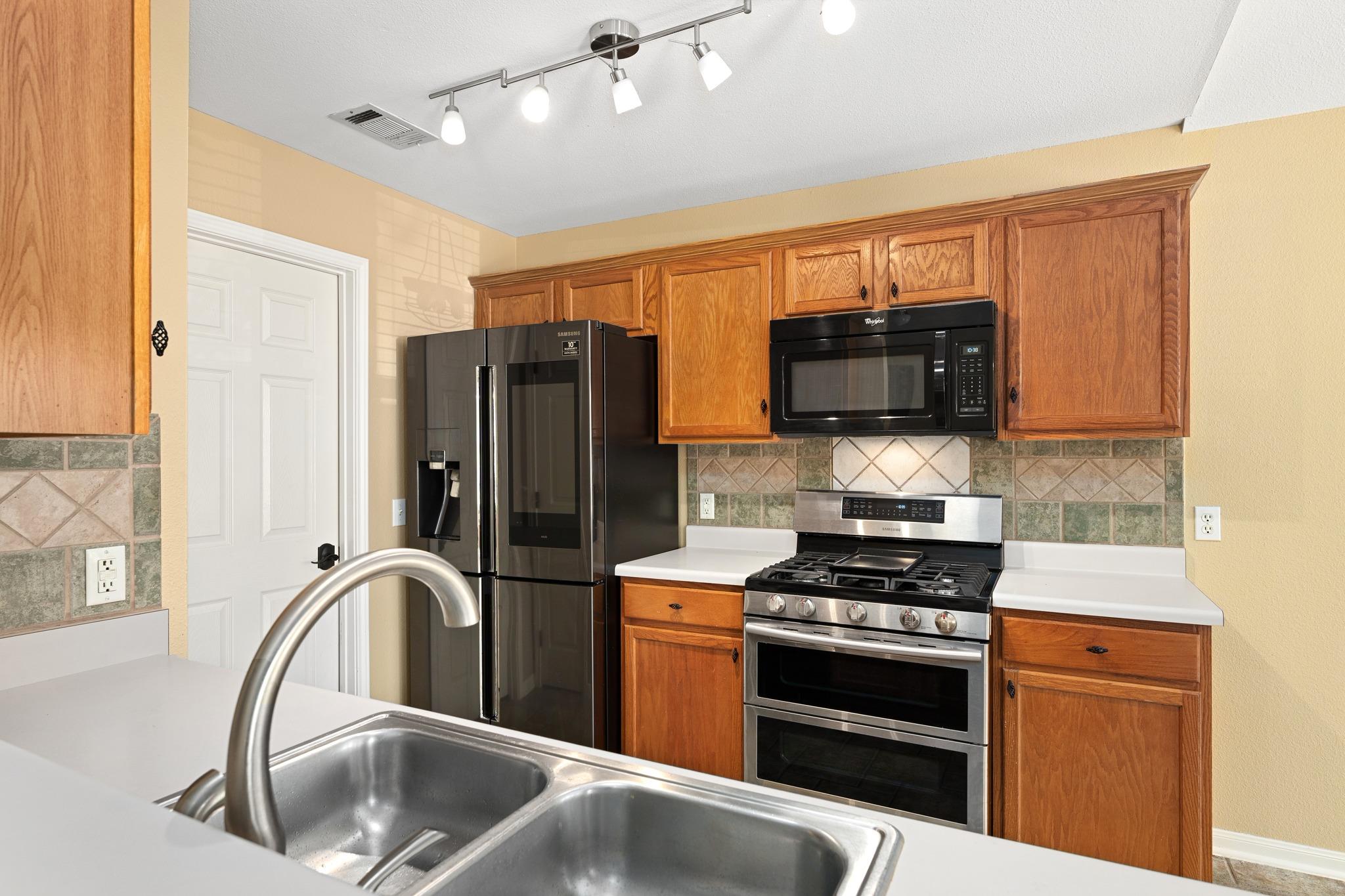600  Sparkling Brook Ln, photo 11