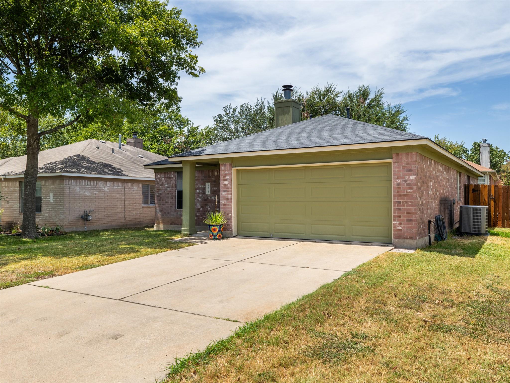 1104  Laurelleaf Dr, photo 2