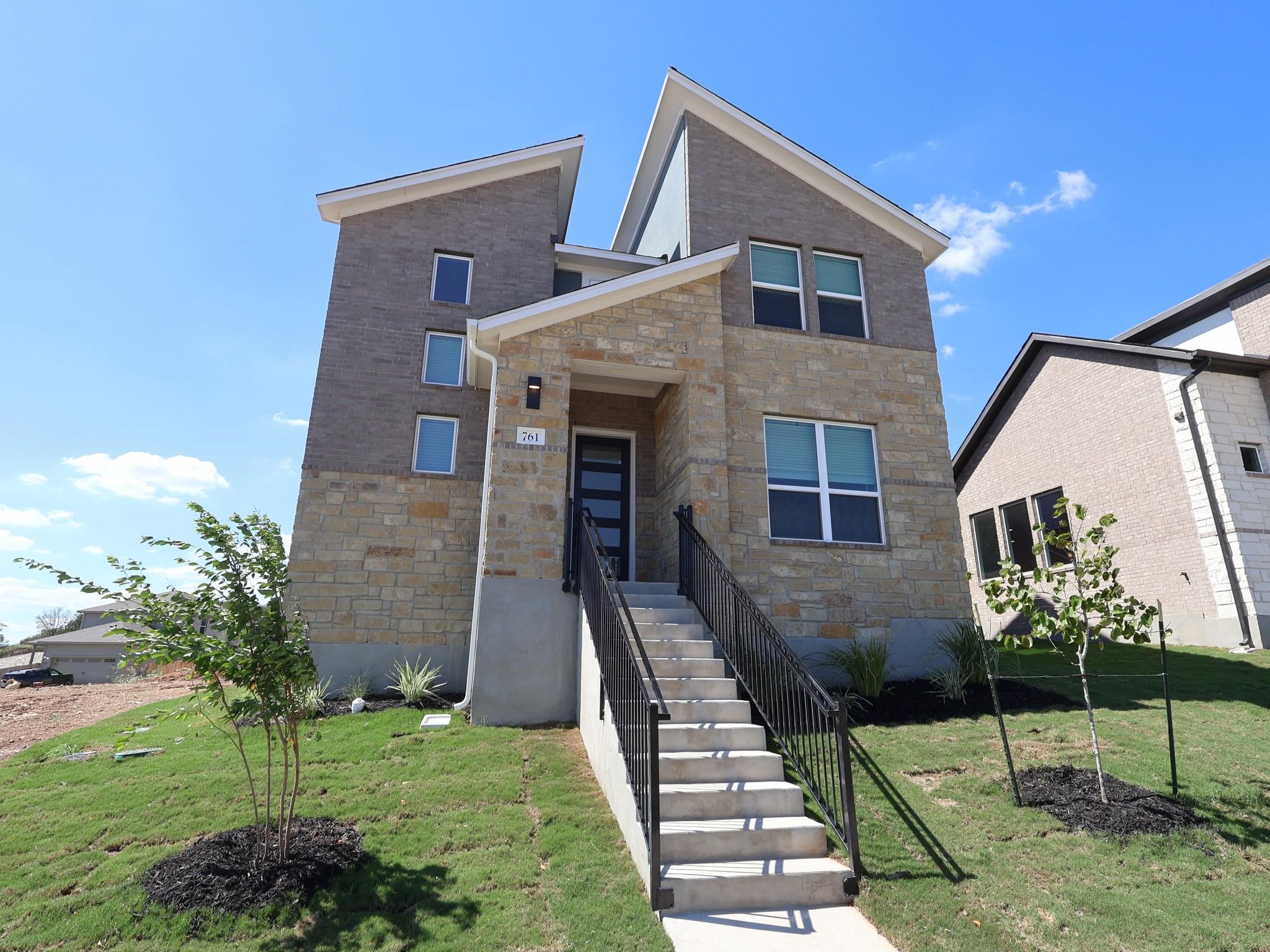 761  Clarissa St, photo 2