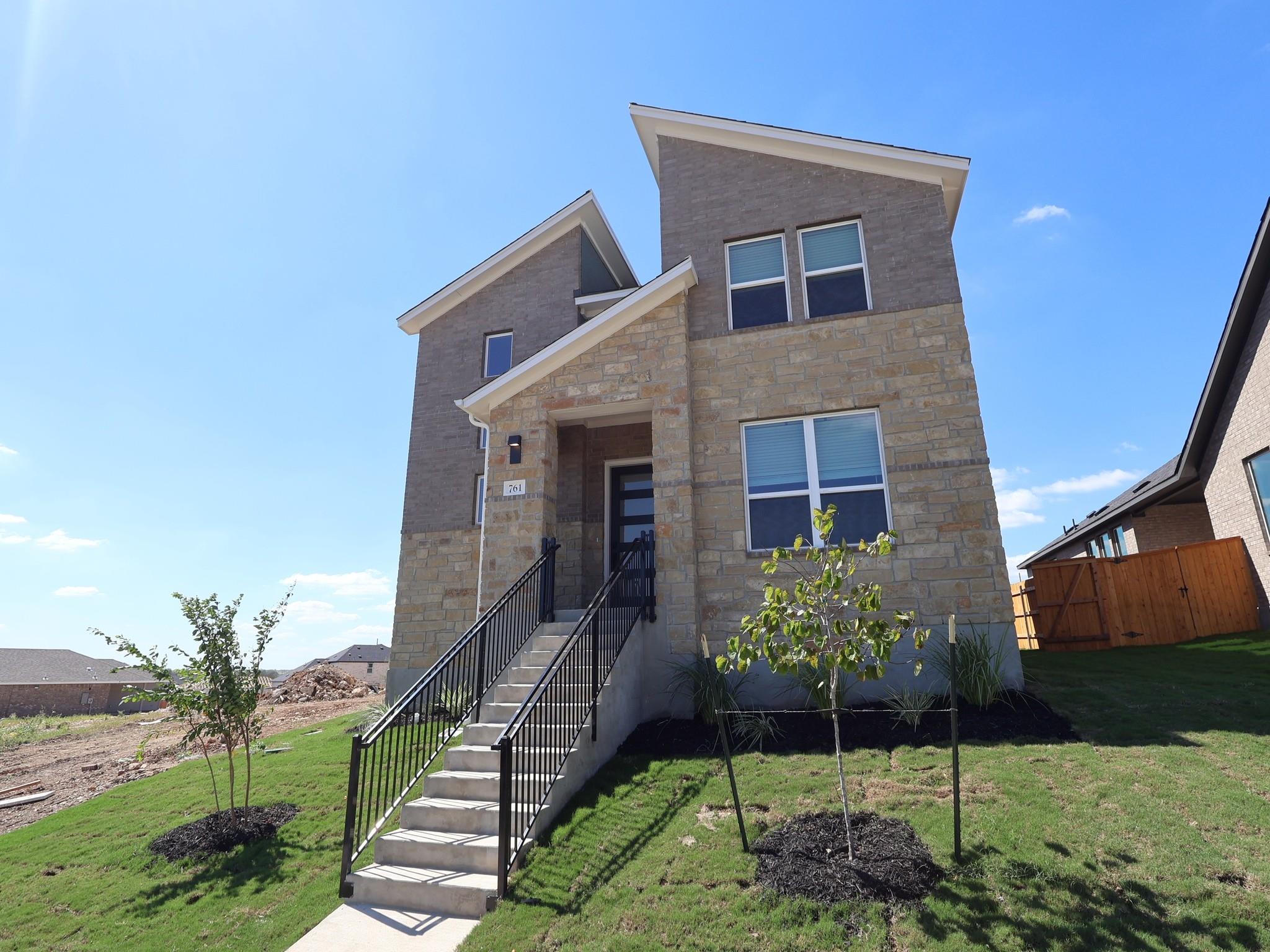 761  Clarissa St, photo 3