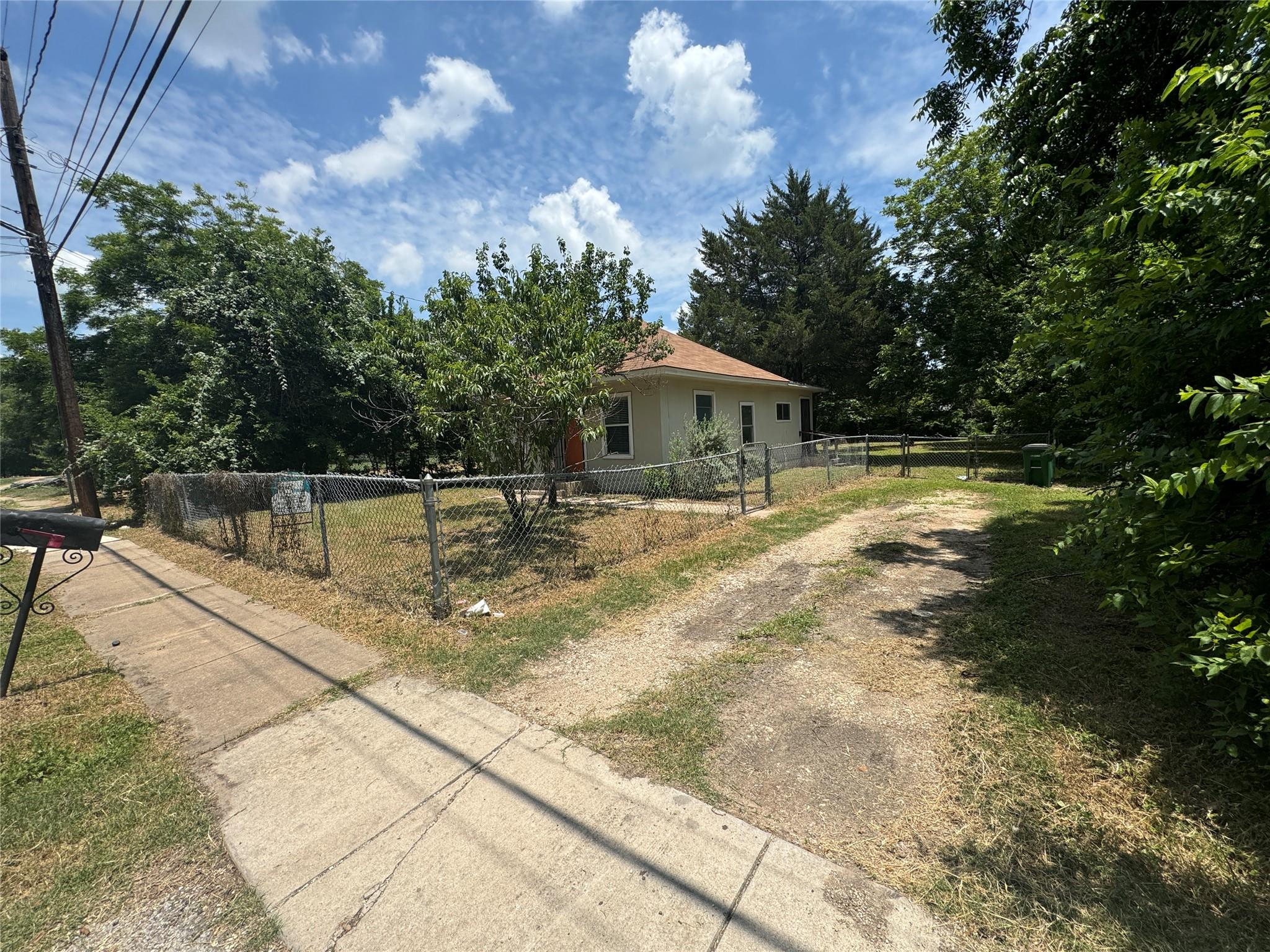 1133  Saucedo St, photo 2