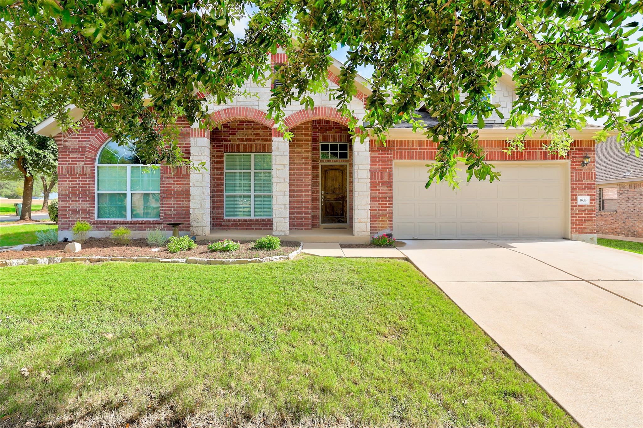903  Madrone Dr, photo 2