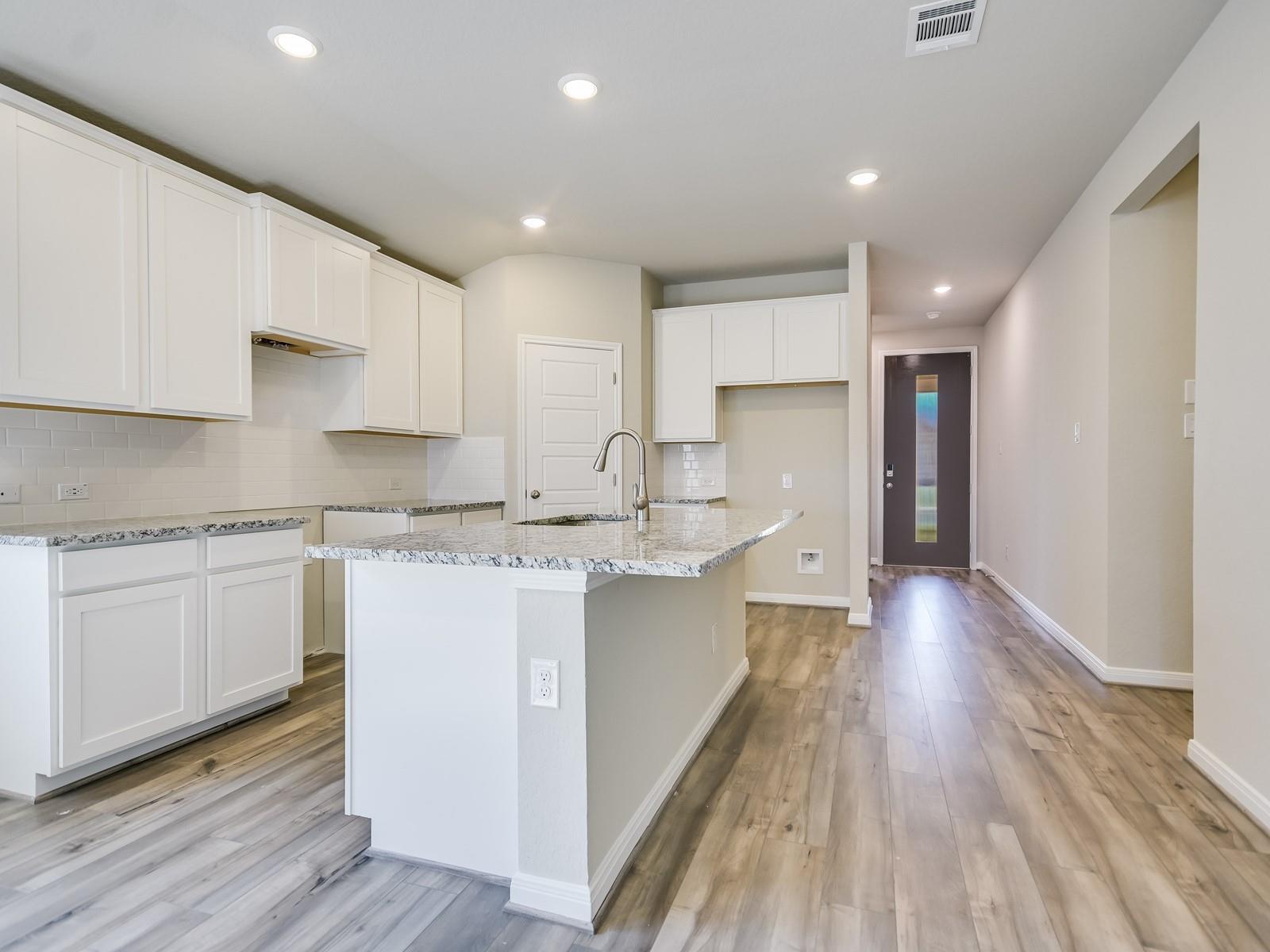 807  Universal Dr, photo 3