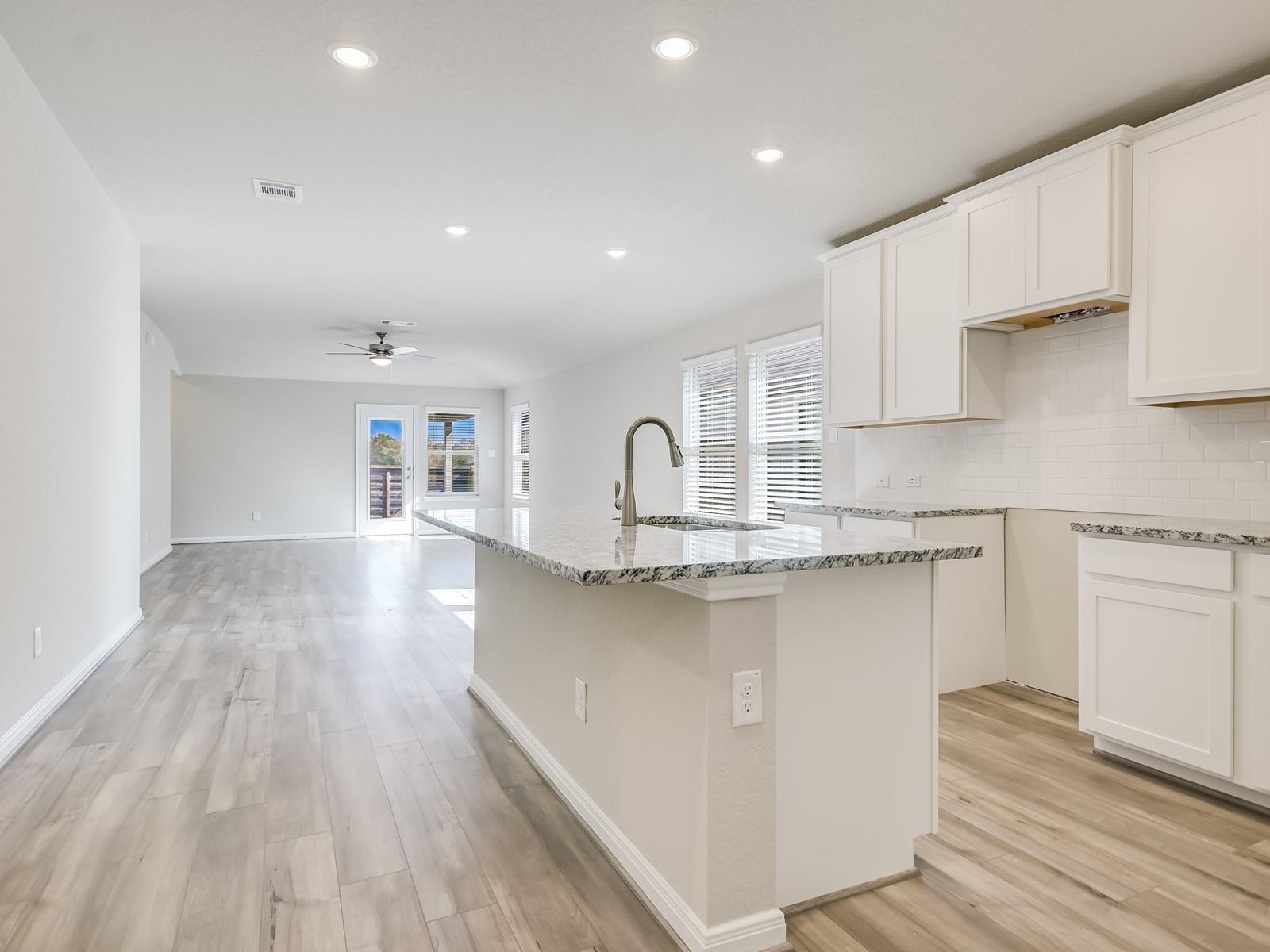 807  Universal Dr, photo 4