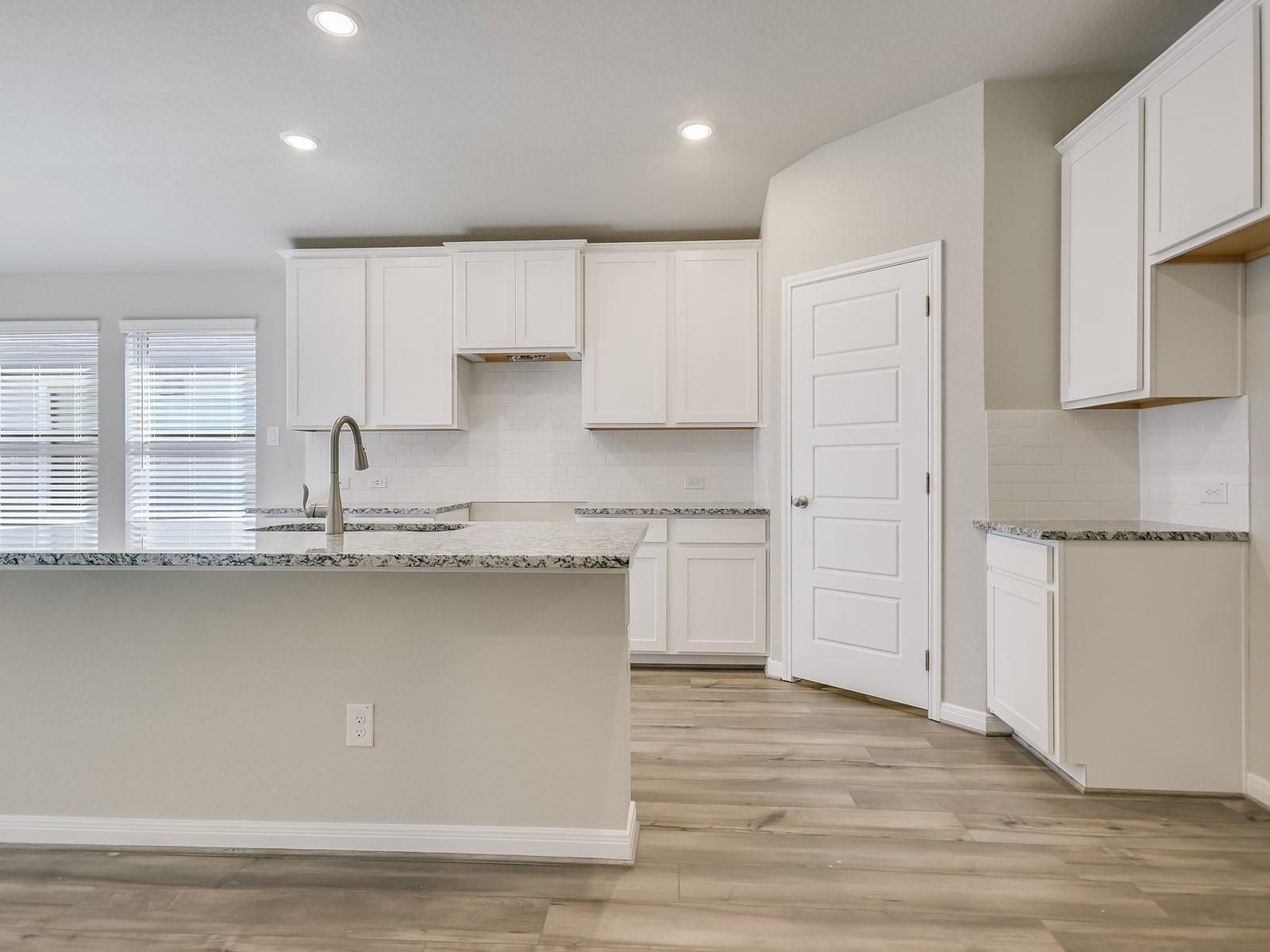 807  Universal Dr, photo 5