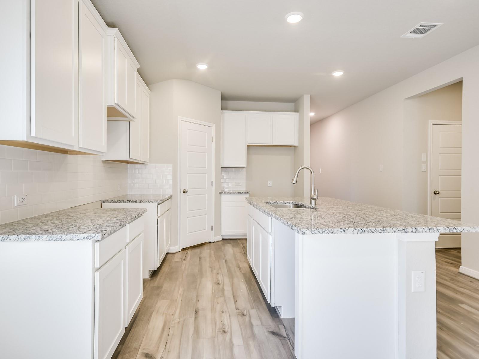 807  Universal Dr, photo 6