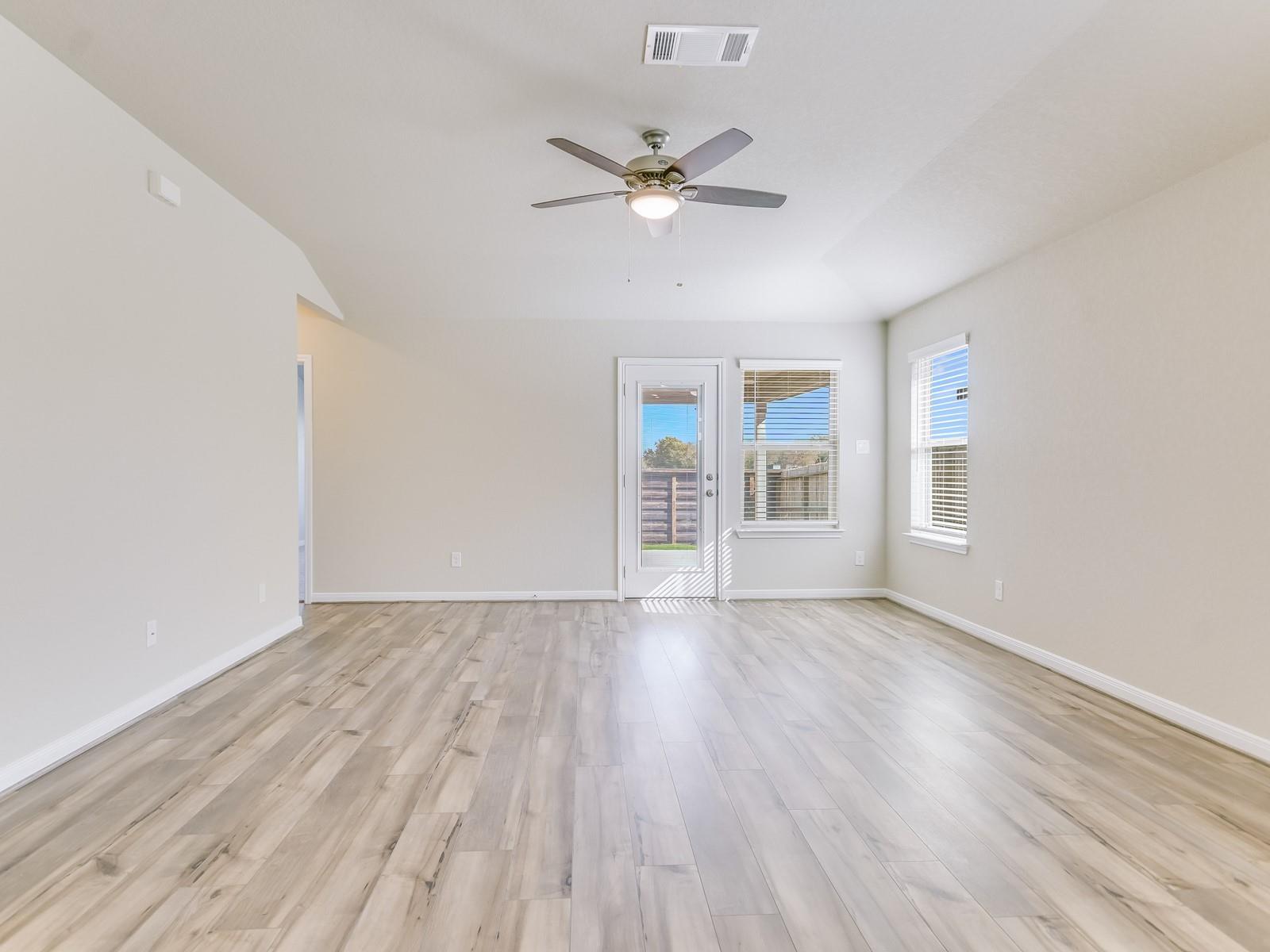 807  Universal Dr, photo 10