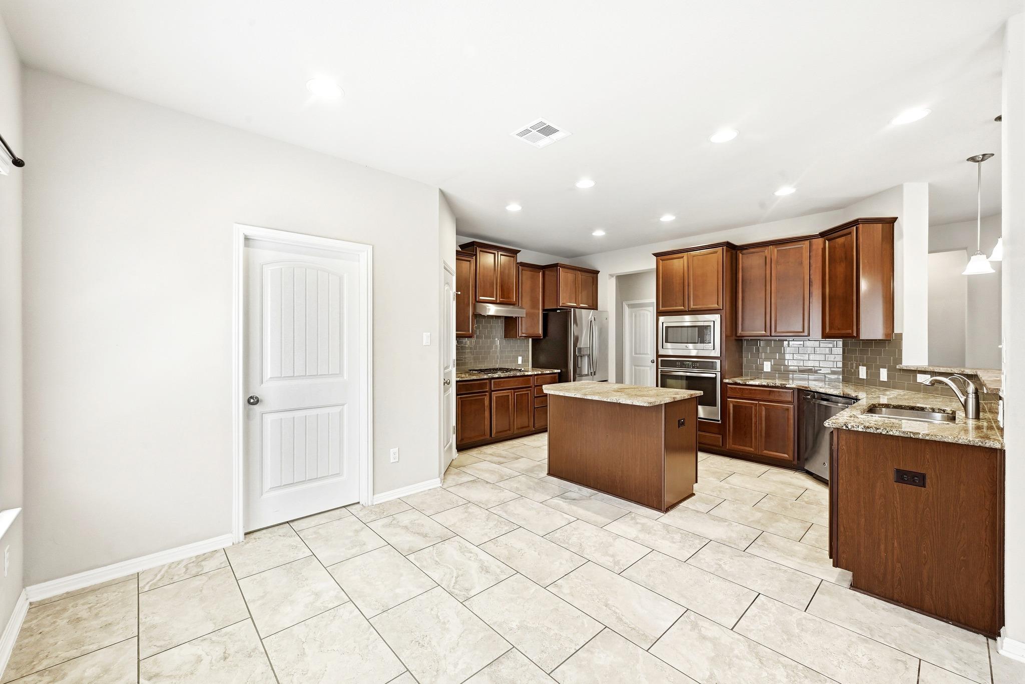 1217  Daylily Loop, photo 9