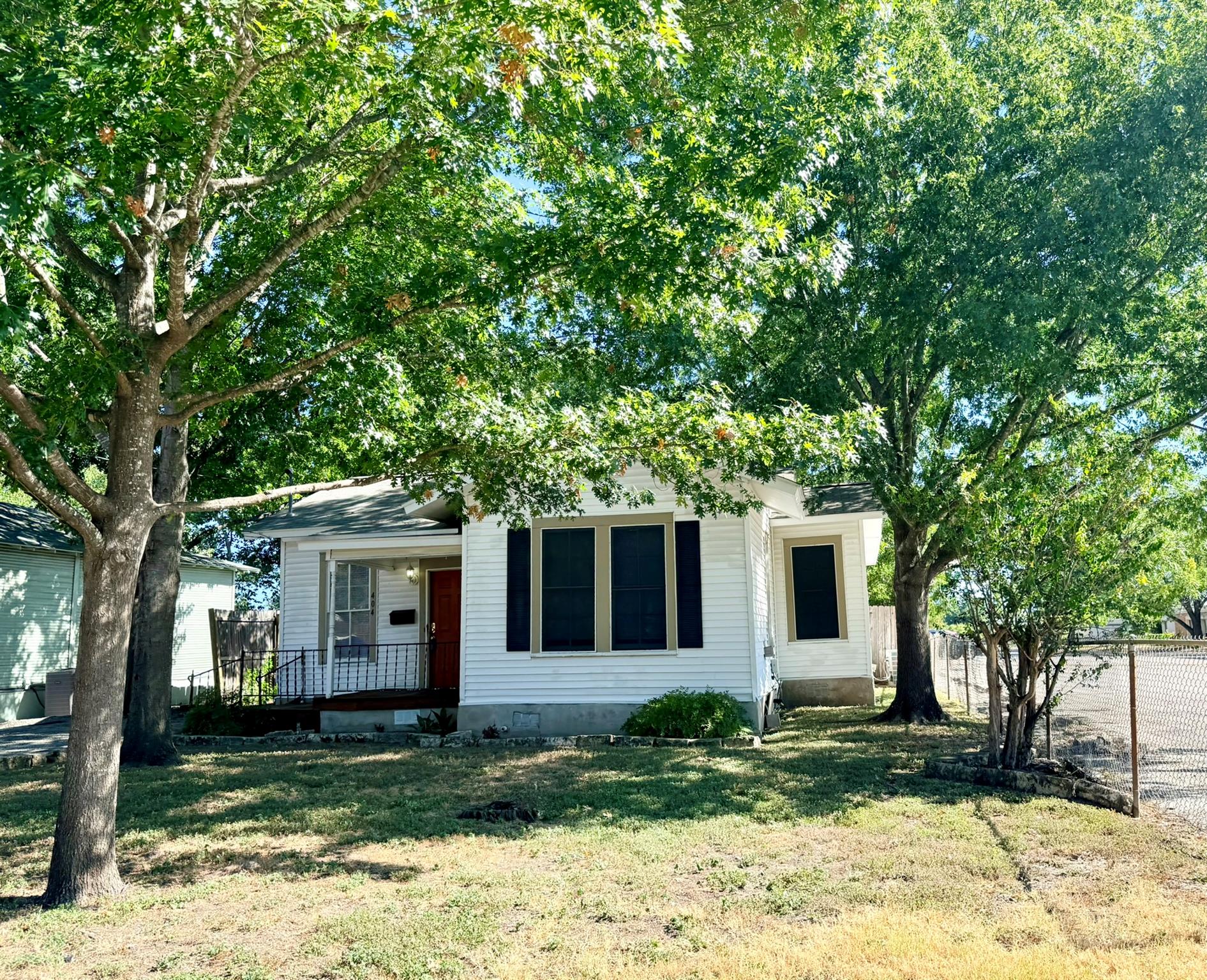 404  Normandy St, photo 2