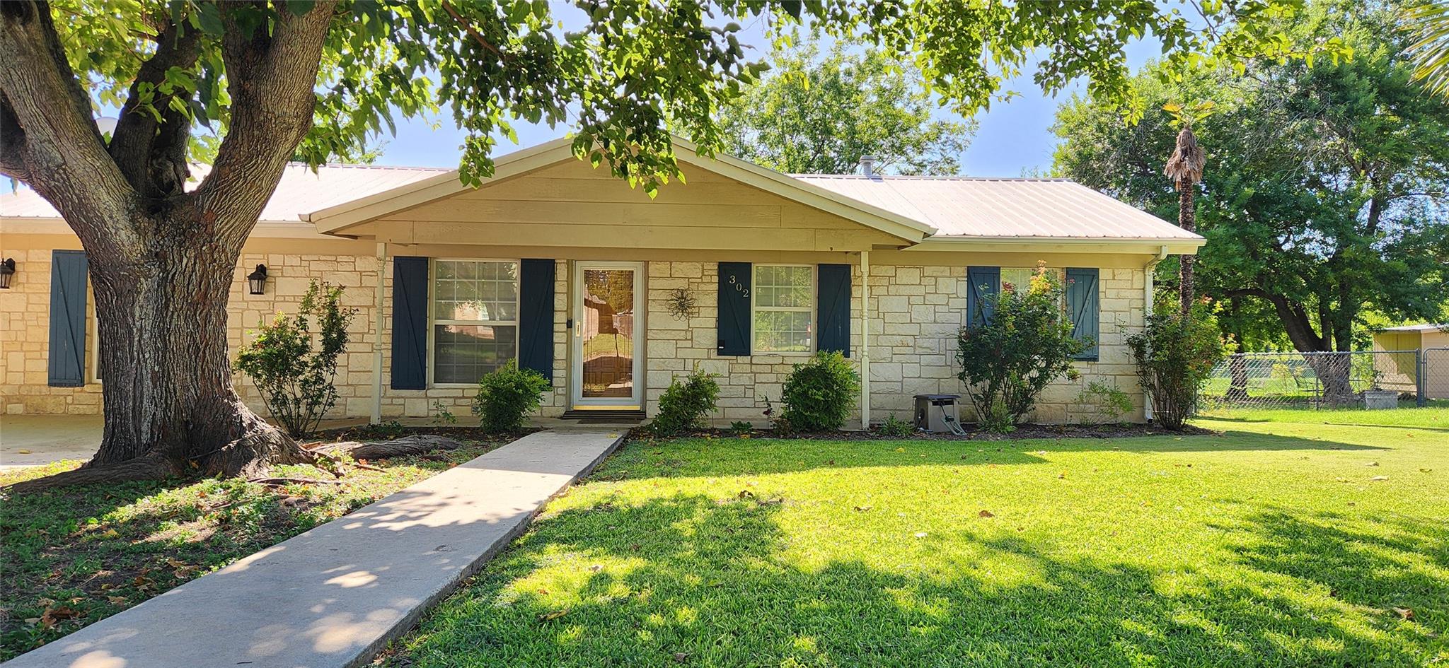 302  Julie St, photo 2