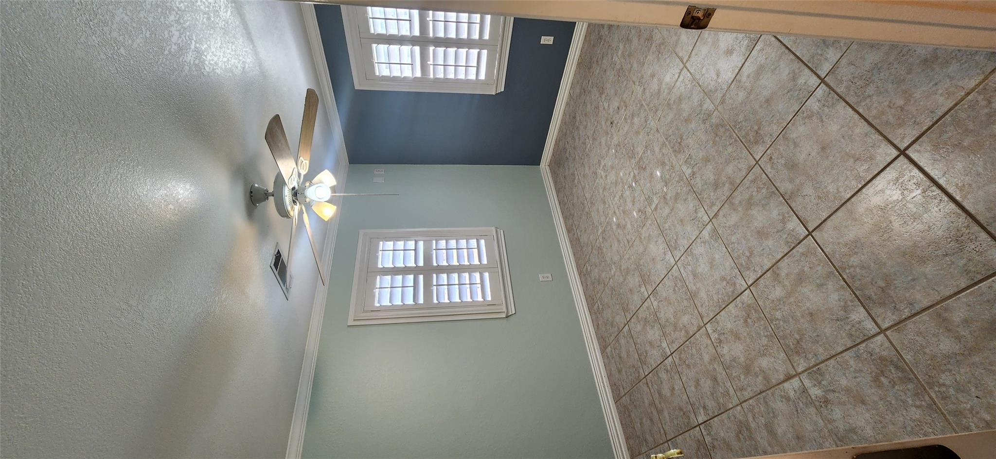 302  Julie St, photo 10
