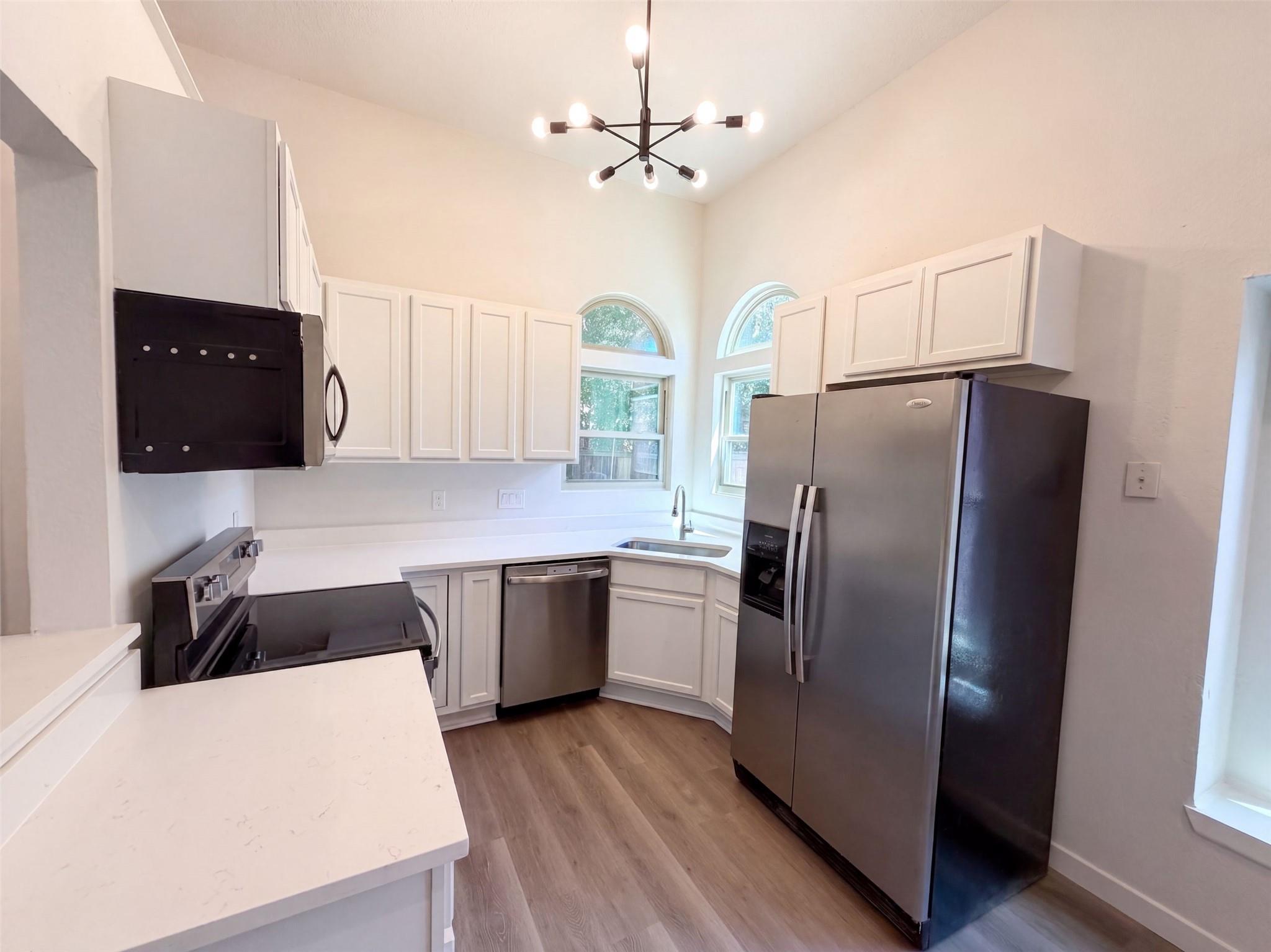 605  Hawthorne Ln, photo 2