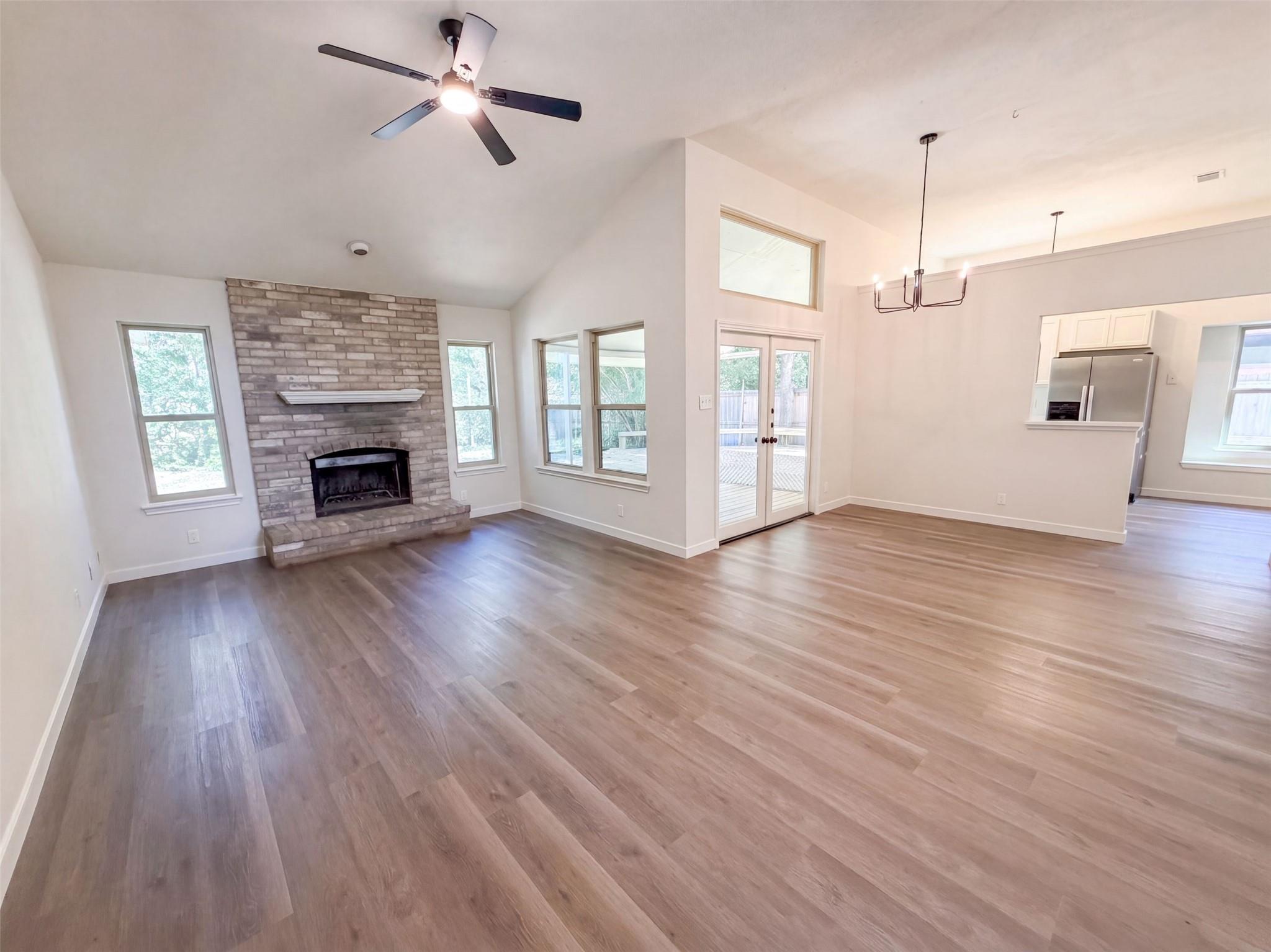 605  Hawthorne Ln, photo 3